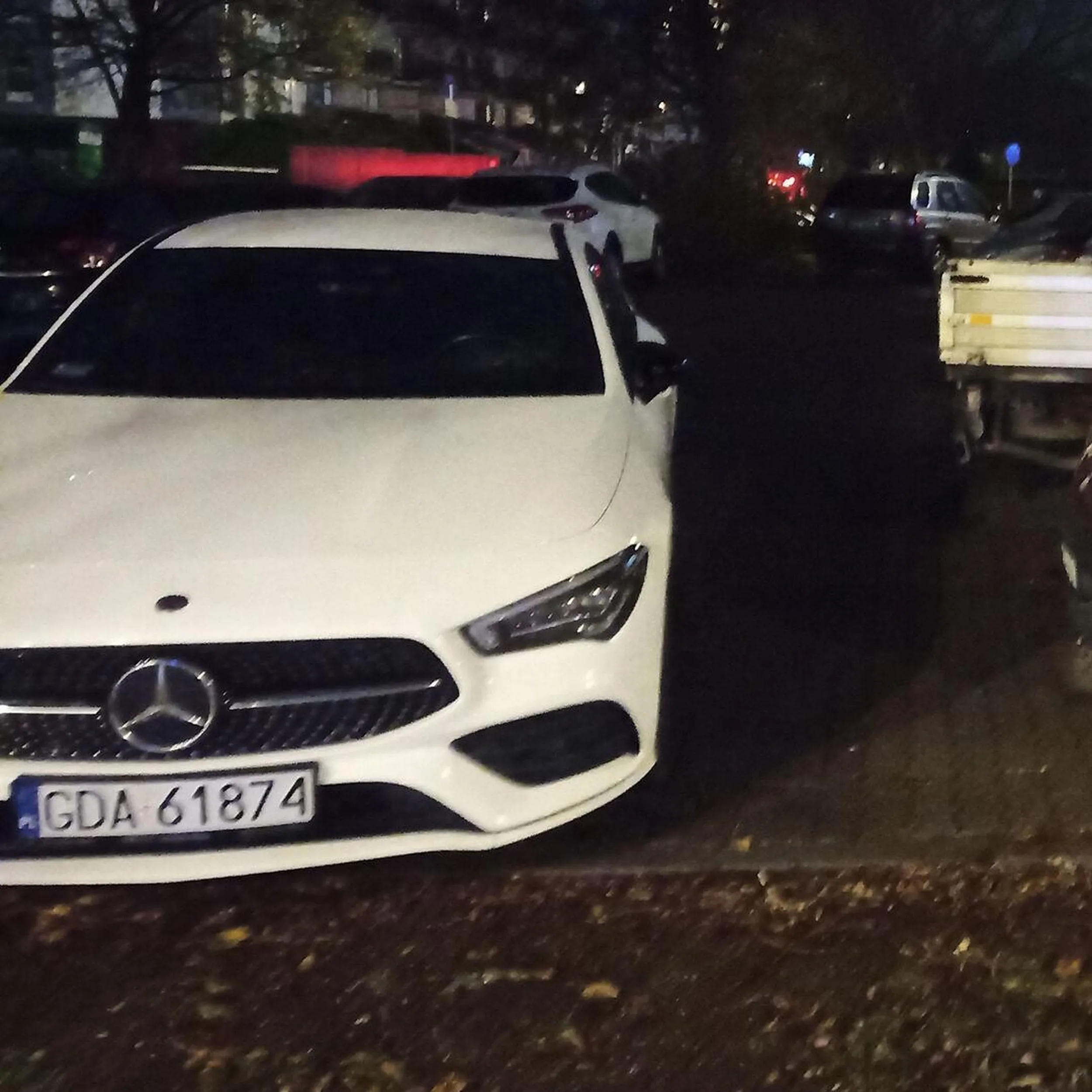 Biały Mercedes-Benz CLA 200 Polisa 920057866851 (Warta) na dzień 02/11/2025 Blokuje inne samochody na parkingach. Niszczy zieleń miejską jeżdżąc po niej.
