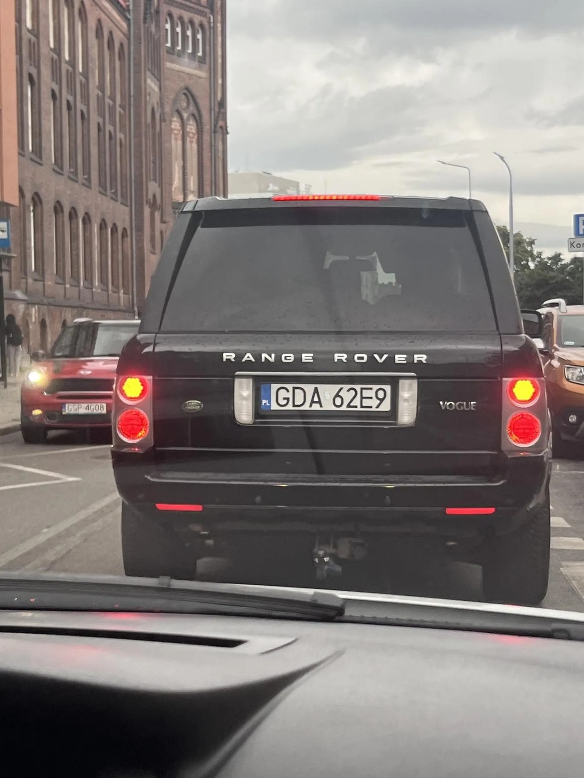 Naucz się zasad ruchu drogowego! Jeśli nie jedziesz główną drogą, musisz ustąpić pierwszeństwa!