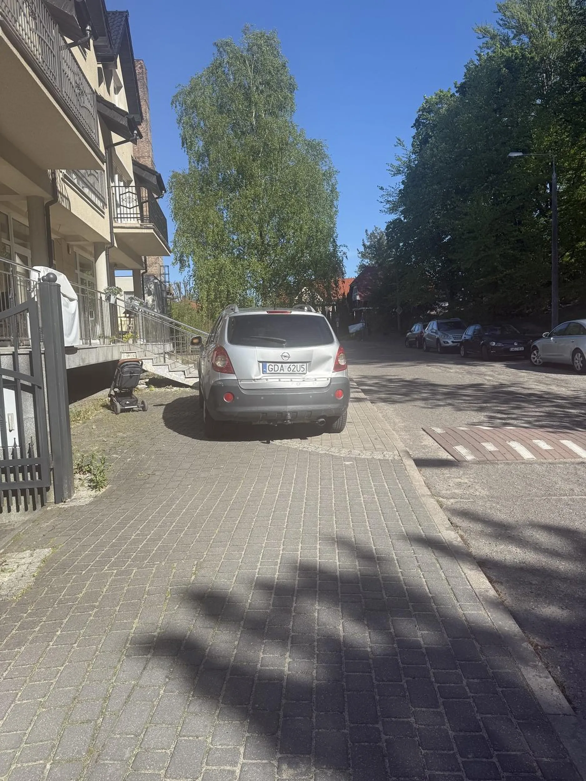 Parkuje jak ostatni kursant wydaje mi się że przyjechał do pobliskiego przedszkola odebrać prawko, nie ma jak przejść z wózkiem