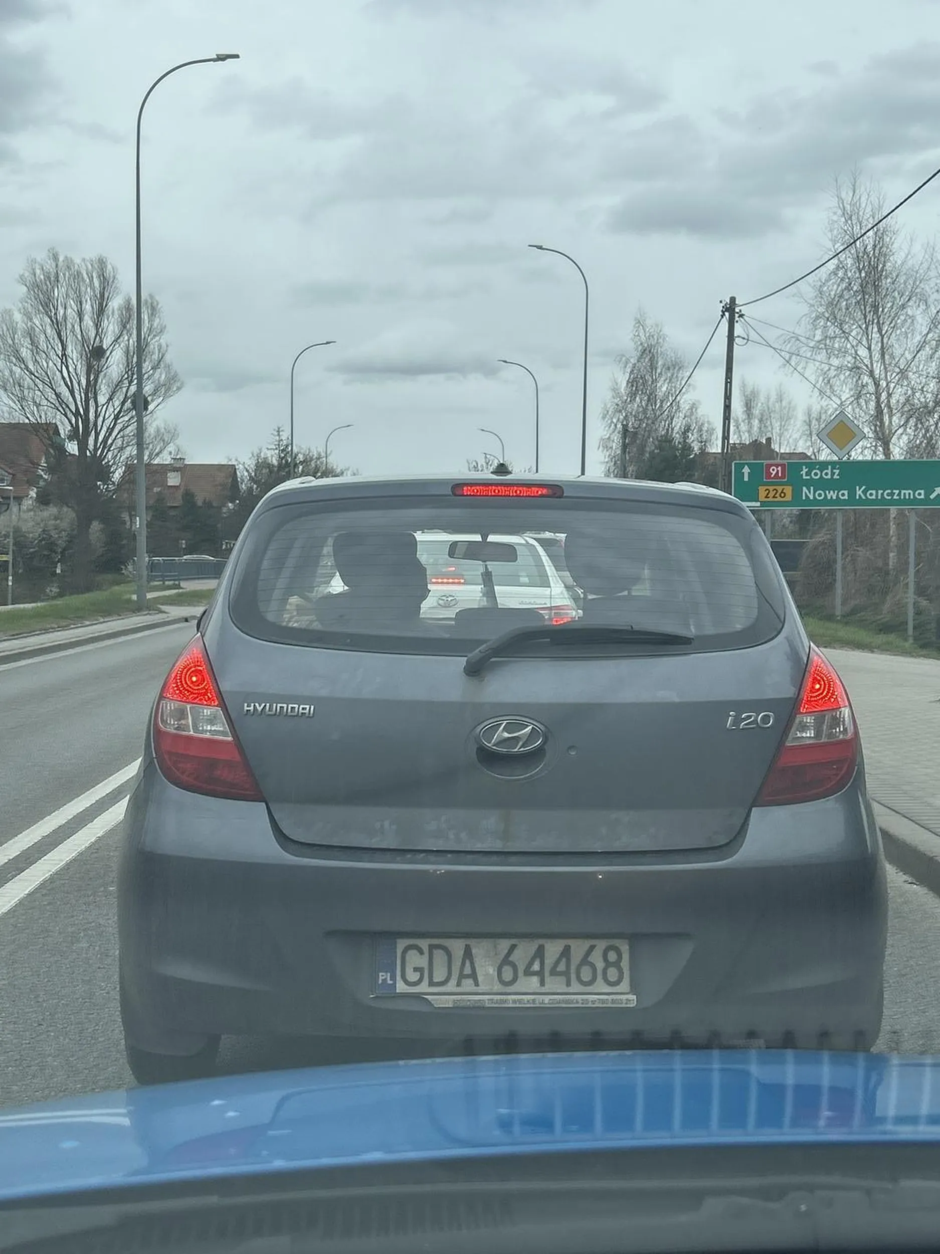 Radzę uważać wymusza pierwszeństwo pokazuje środkowy palec babka koło 30stki