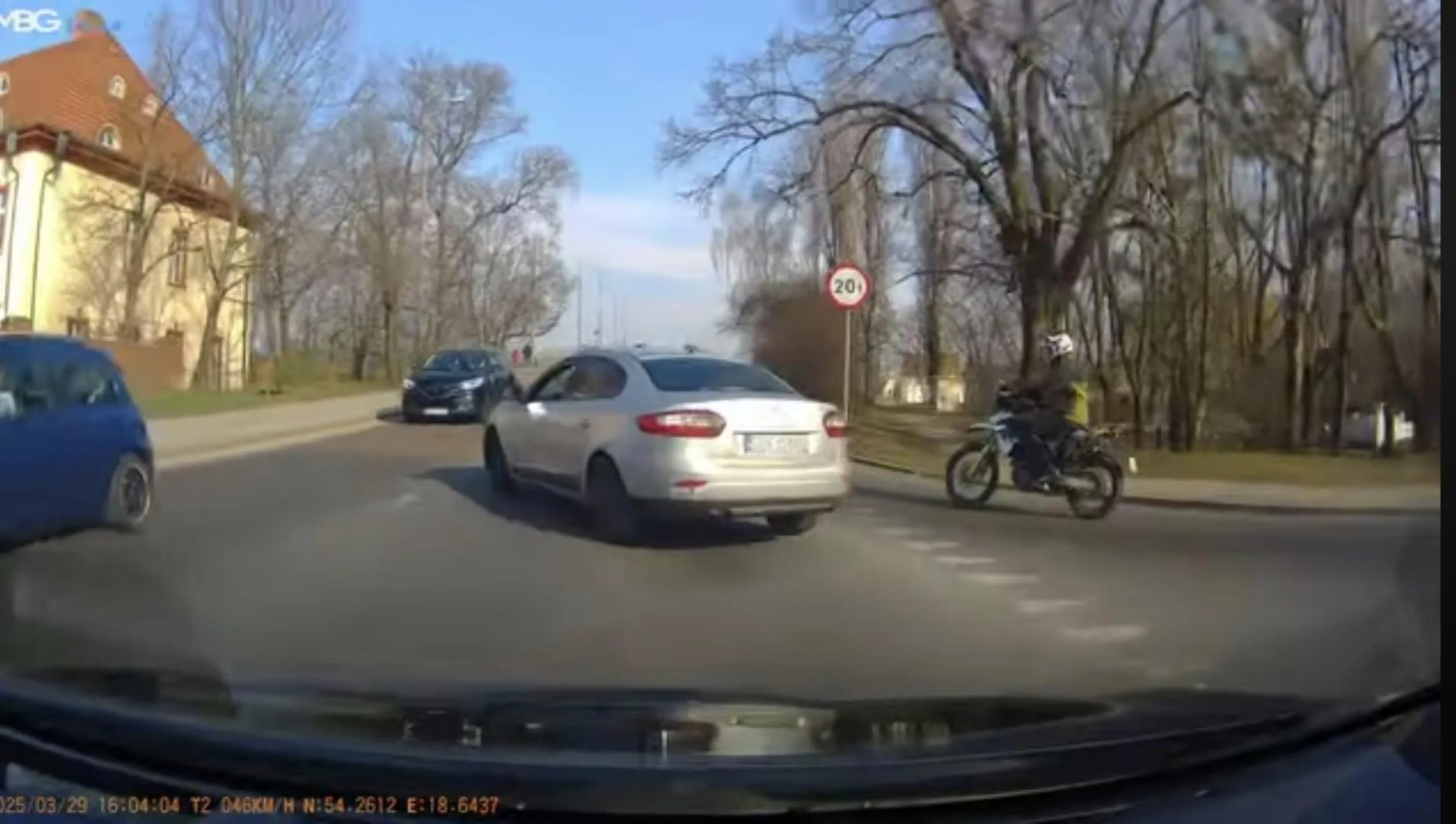 Najpierw wymuszenie pierwszeństwa, a potem hamowanie przed maską. Szczyt buractwa