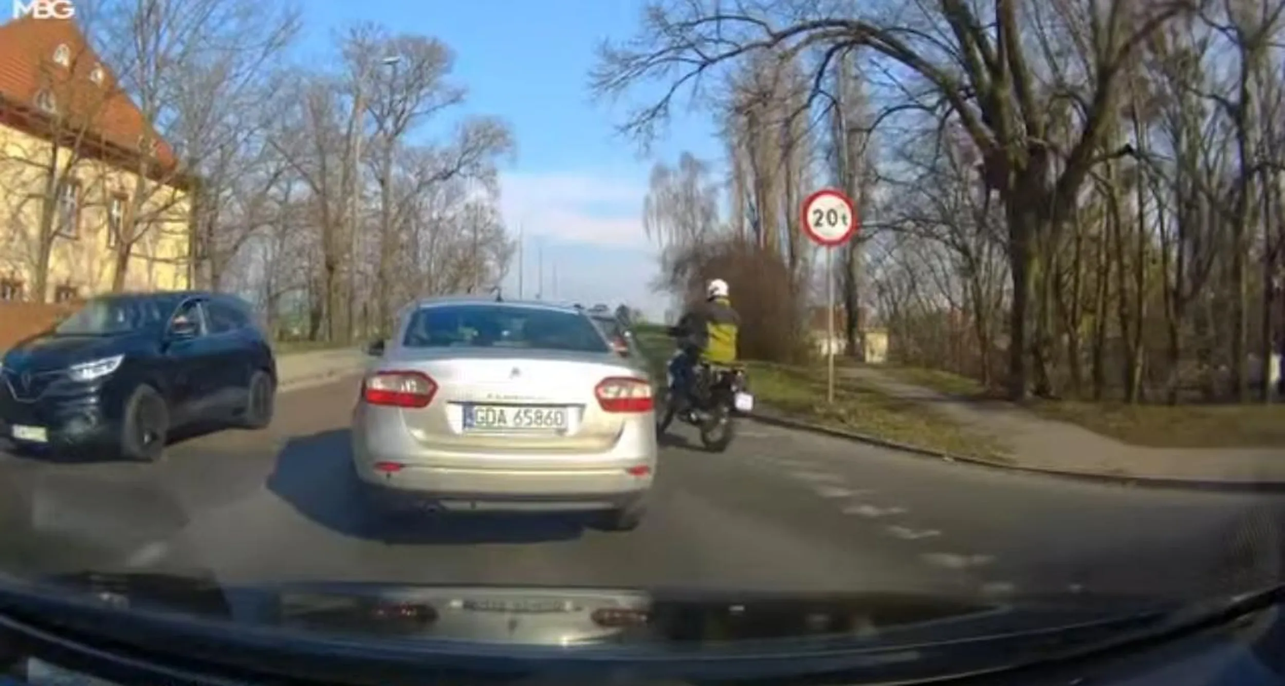 Najpierw wymuszenie pierwszeństwa, a potem hamowanie przed maską. Szczyt buractwa