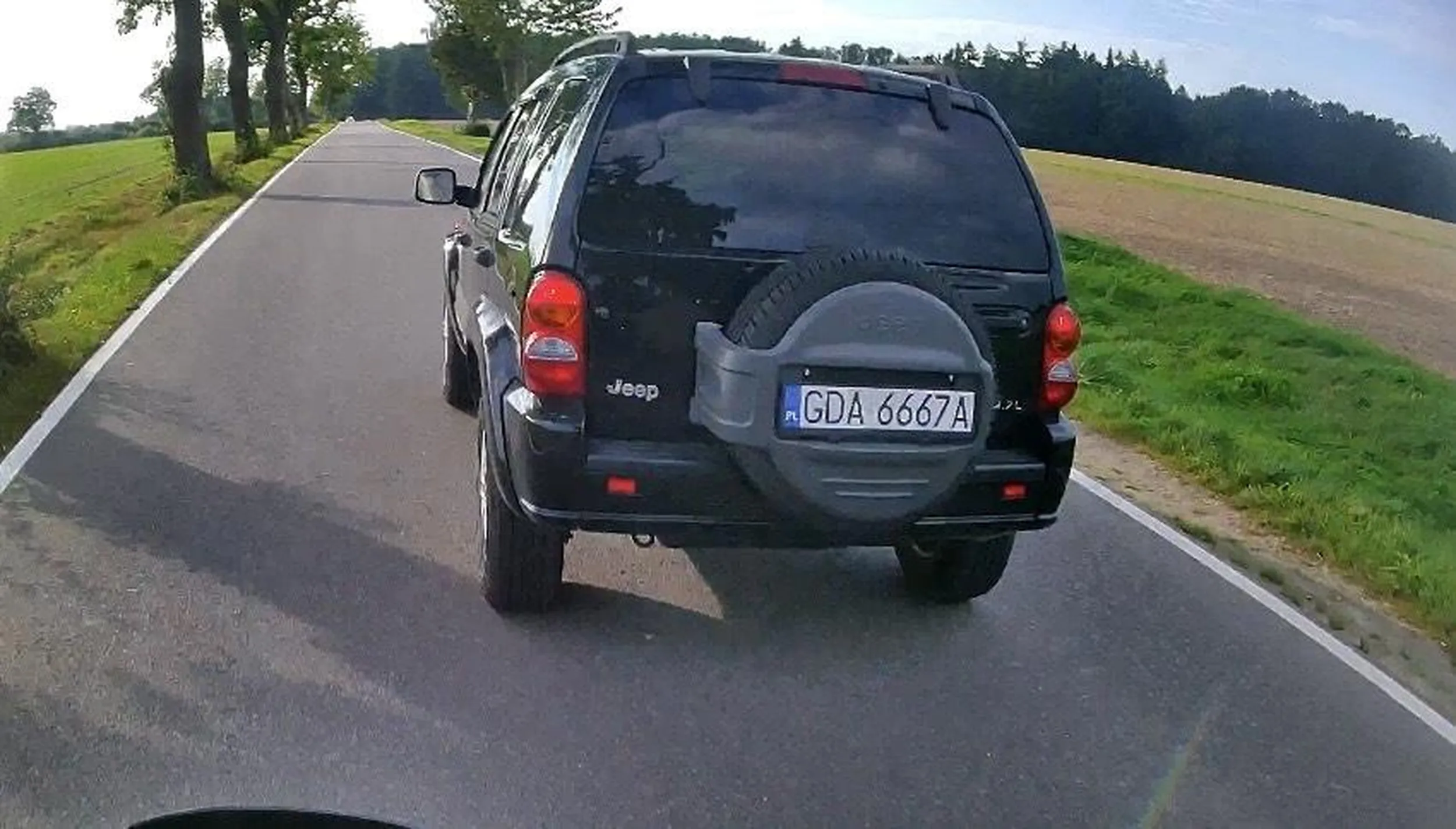 Drogowy zabójca nie patrzy w lusterka nie używa kierunkowskazów po zwróceniu uwagi pokazała środkowy palec