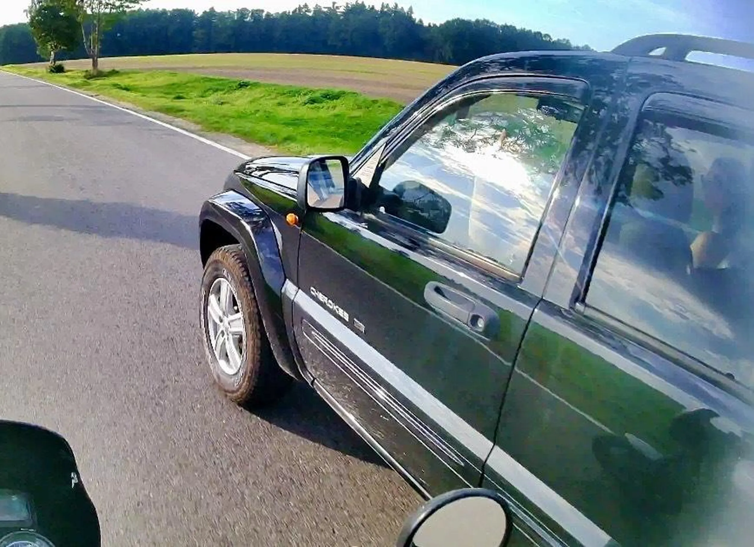 Drogowy zabójca nie patrzy w lusterka nie używa kierunkowskazów po zwróceniu uwagi pokazała środkowy palec