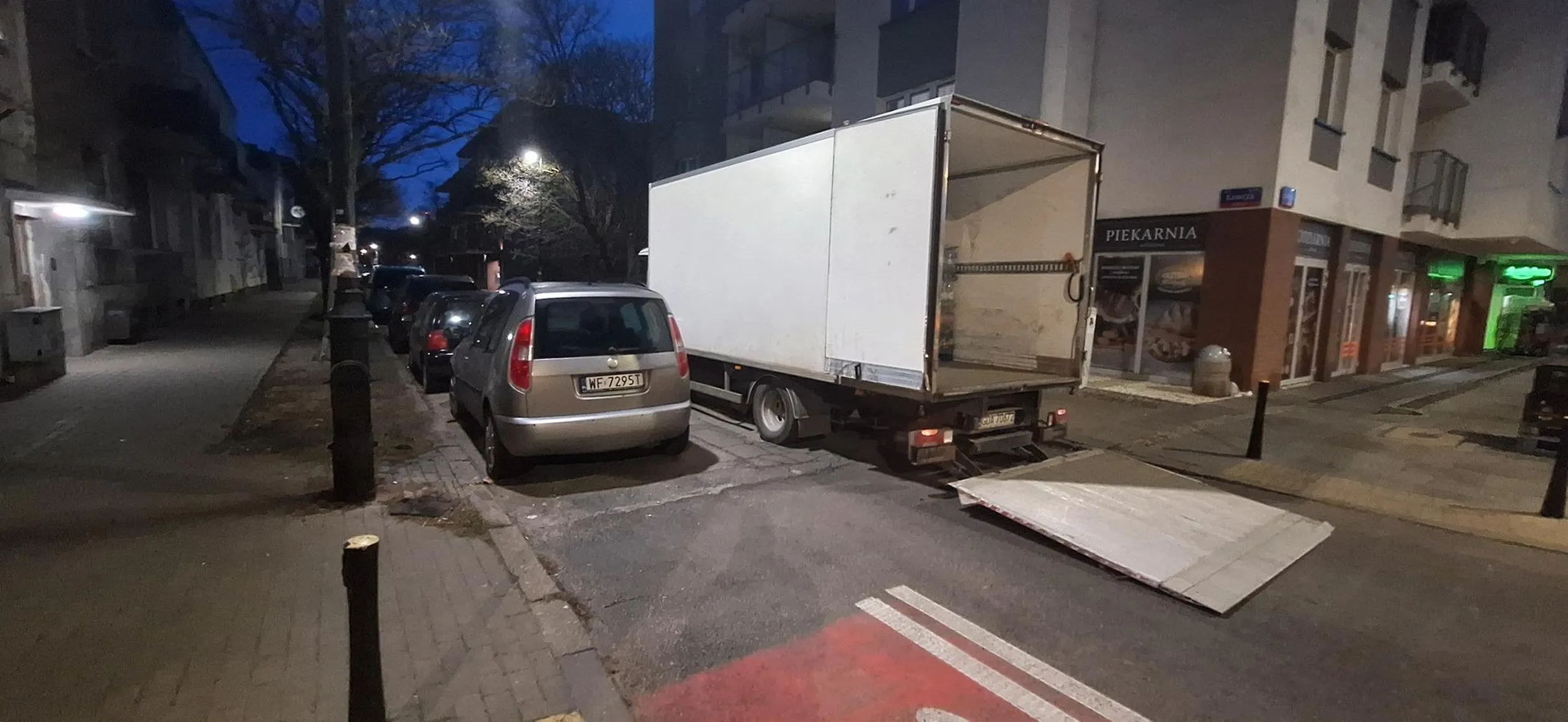 Kierowca zawodowy, sprzed chwili skrzyżowanie Kawczej i Łukowskiej w Warszawie.