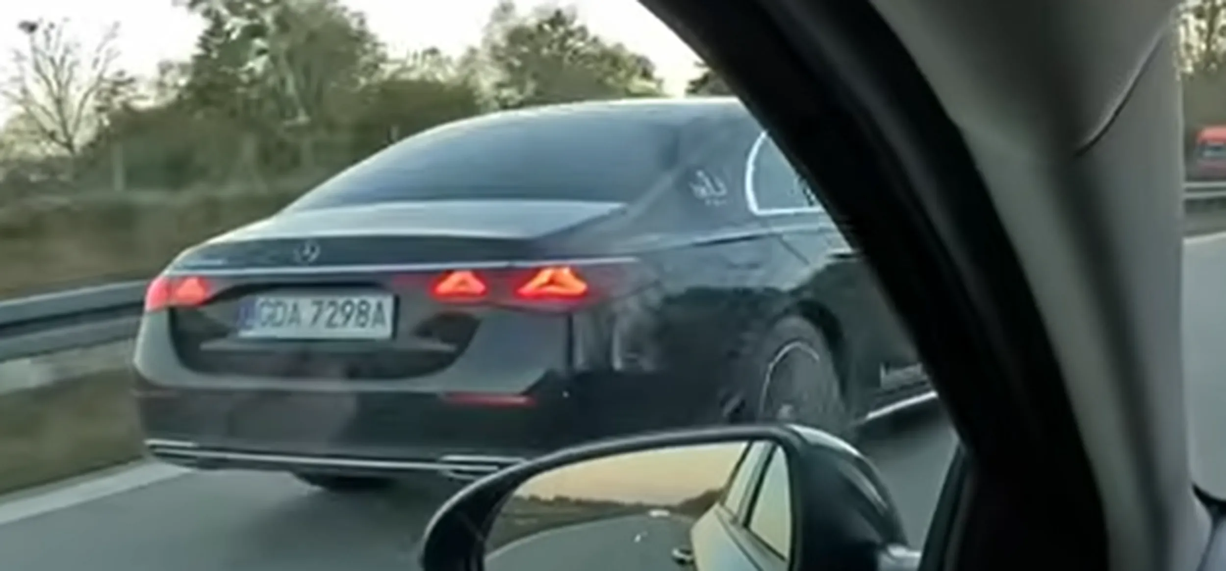 Król lewego pasa na autostradzie 11 w Niemczech od Szczecina do Berlina. Ma pusty pas ani myśli zjechać na prawy.