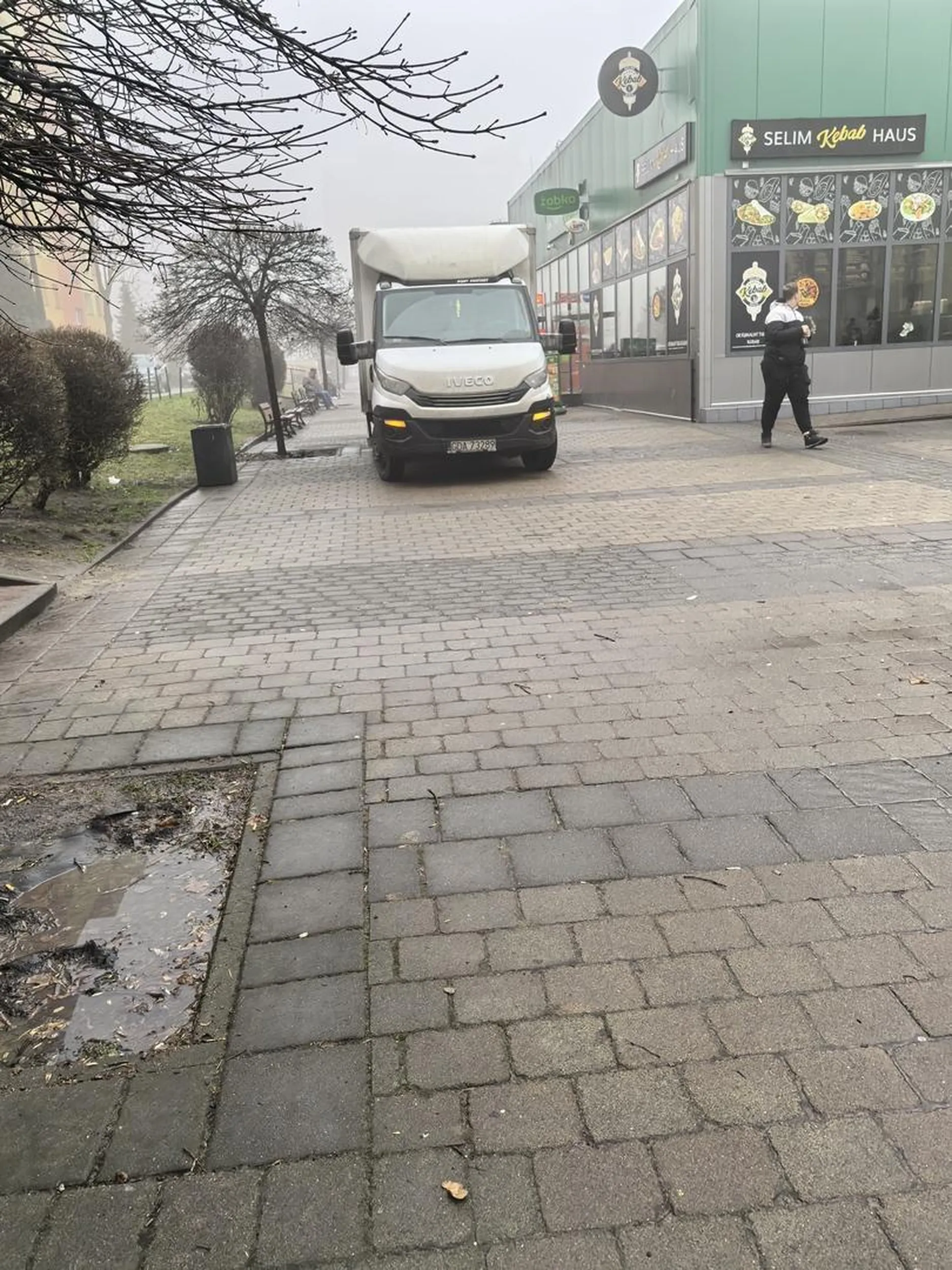 Typowy “kierowca zawodowy" który aby dostarczyć towar do celu, będzie jeździć pasażem dla pieszych i przepisy ruchu drogowego ma gdzieś...