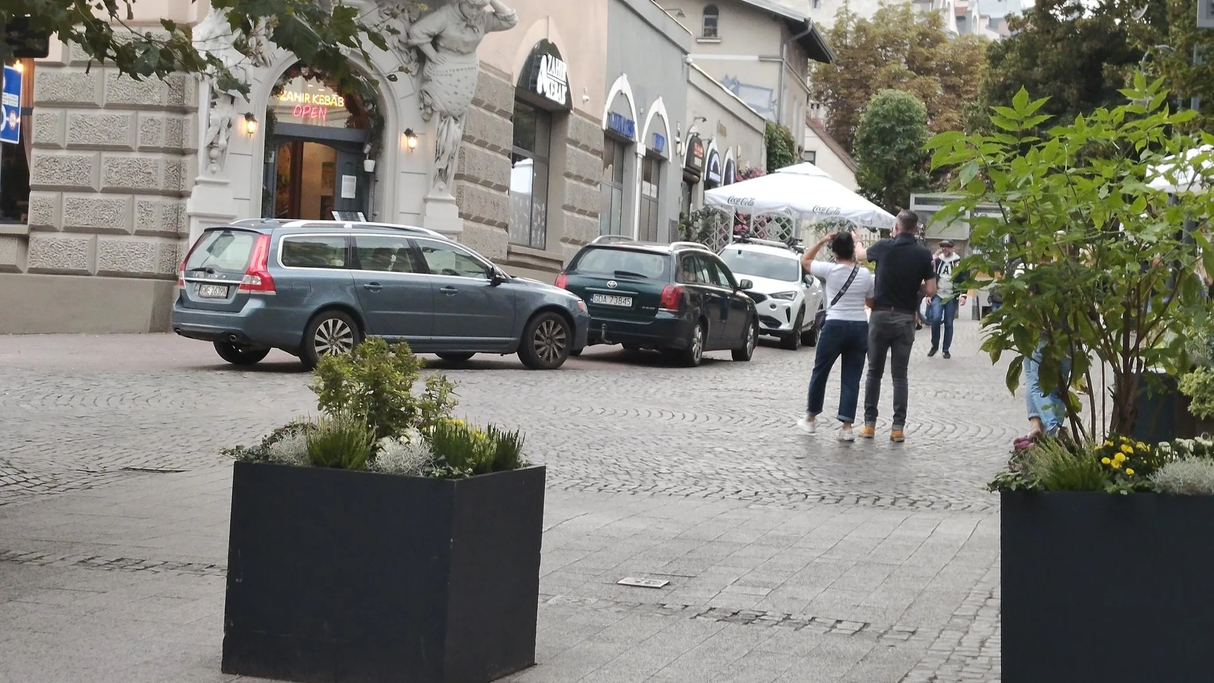 Panicz urządza sobie parking w strefie zamieszkania w Sopocie - nie miejscach nie wyznaczonych