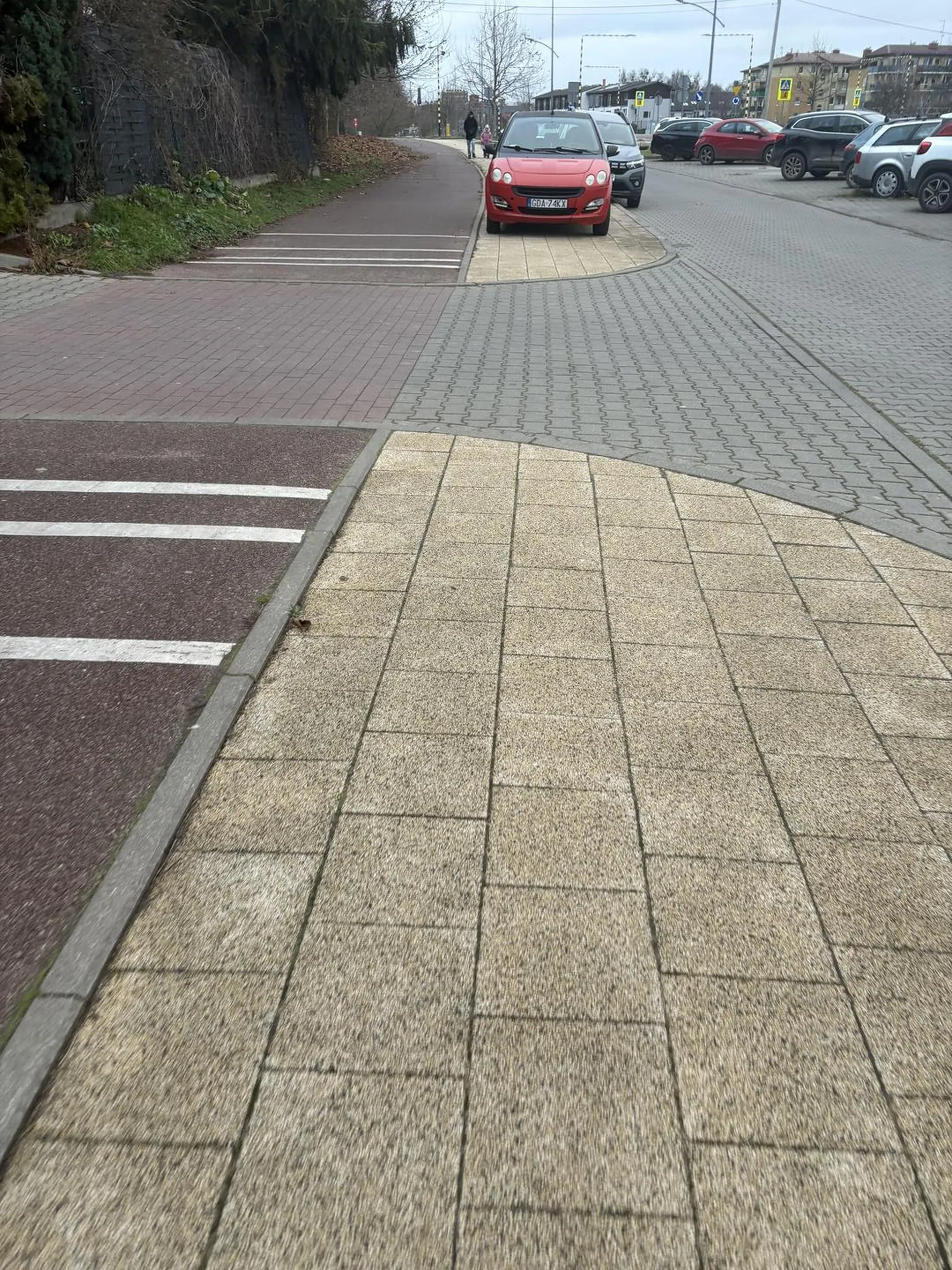 Żeby on jeszcze stał kawałkiem jednej opony na ulicy, następnym razem przejdę po masce