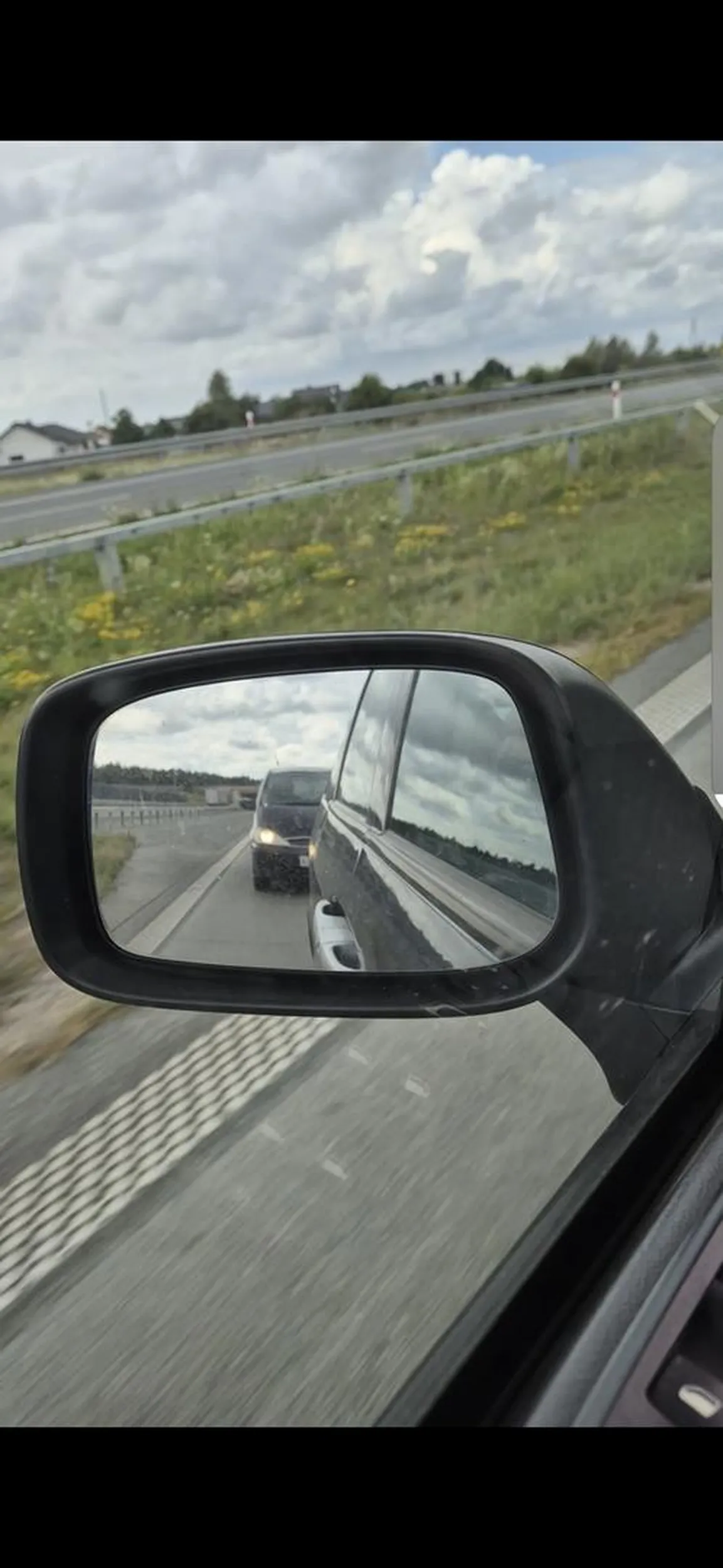 Przy 150 km/h siedział na zderzaku Tyle dobrego że nie mrugał długimi, bo bym mrugnoł stopem.