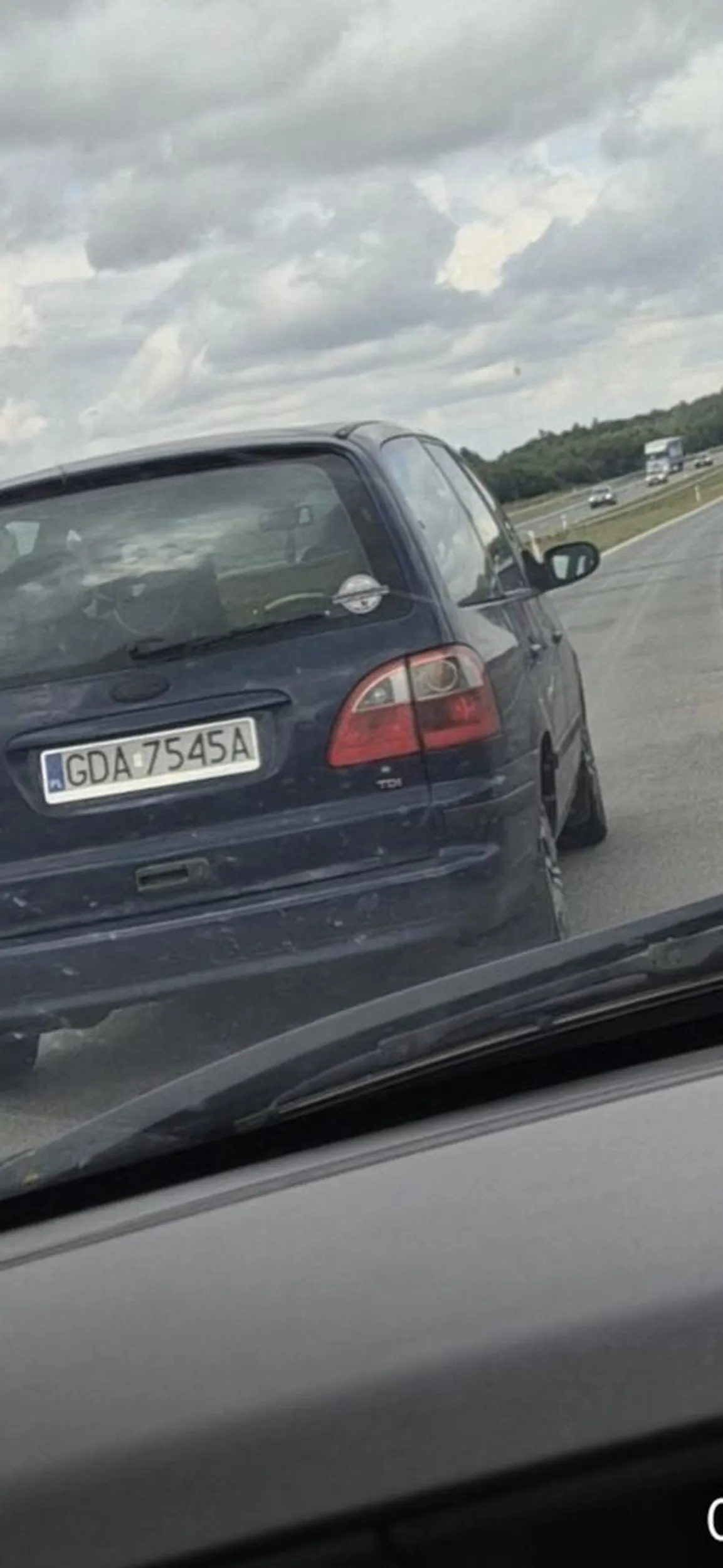 Przy 150 km/h siedział na zderzaku Tyle dobrego że nie mrugał długimi, bo bym mrugnoł stopem.