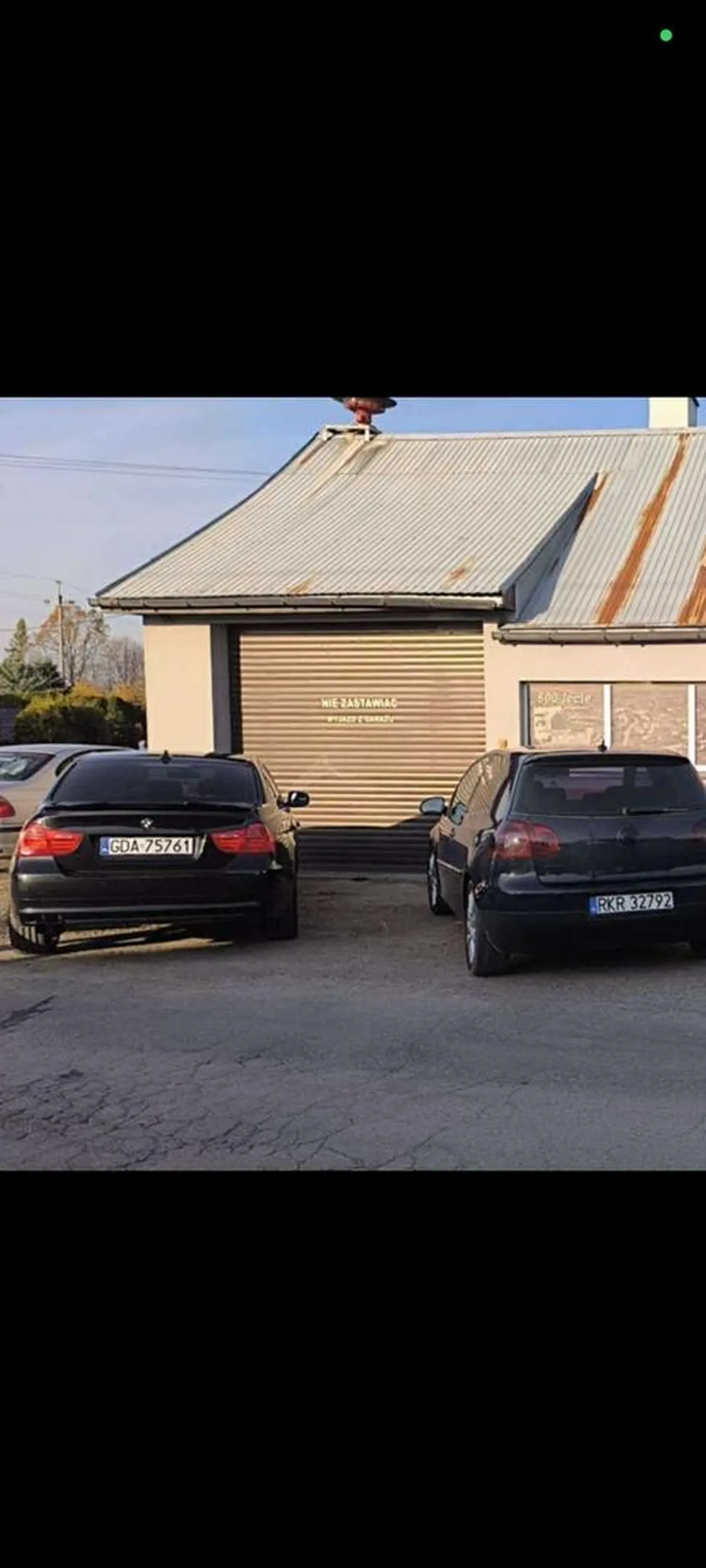 Kierowca ewidentnie analfabeta, zastawił bramę garażową OSP i znikł...