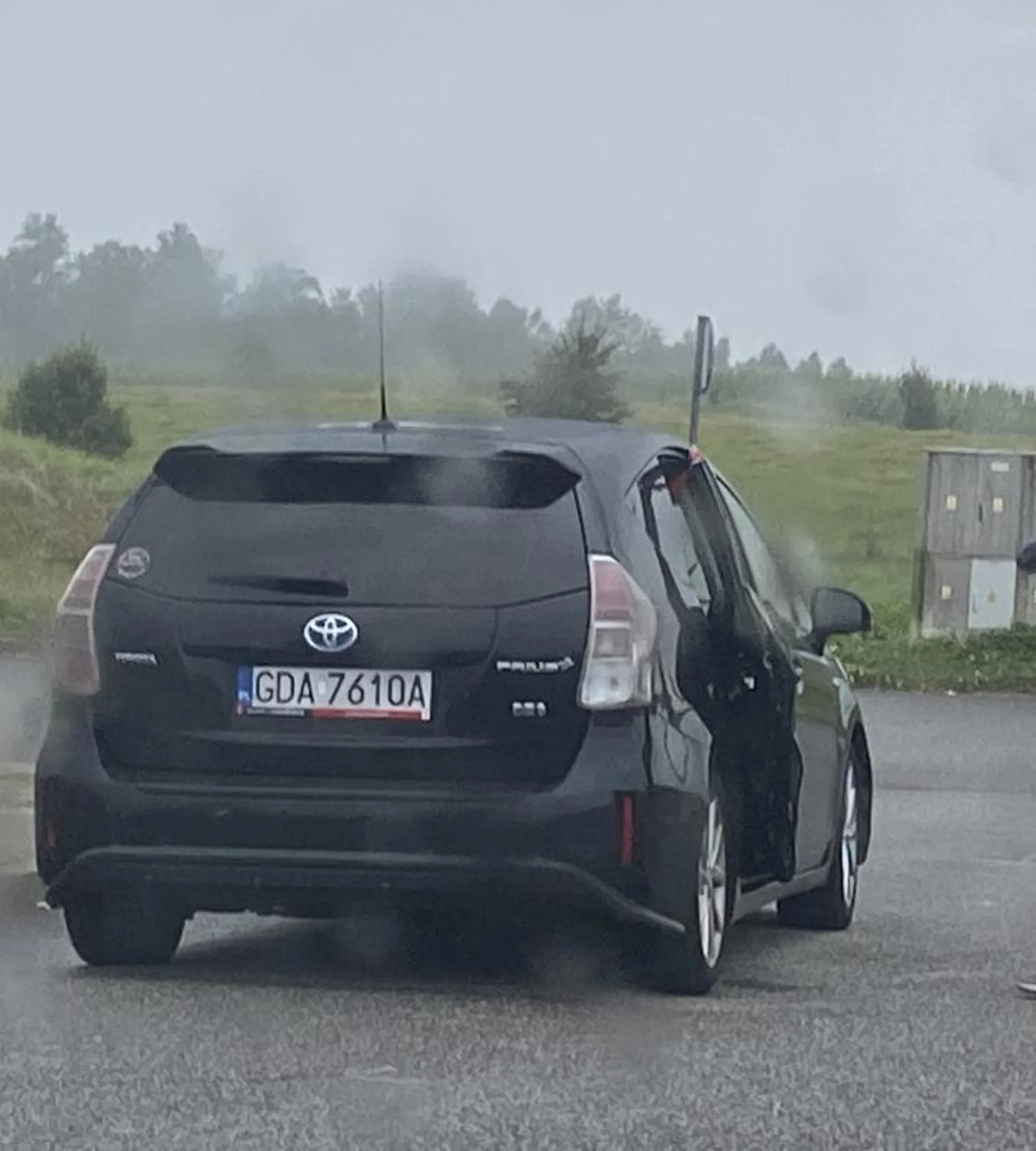 Jazda z rozbitymi drzwiami w deszcz z pelnym zestawem pasazerow - lekka zgroza