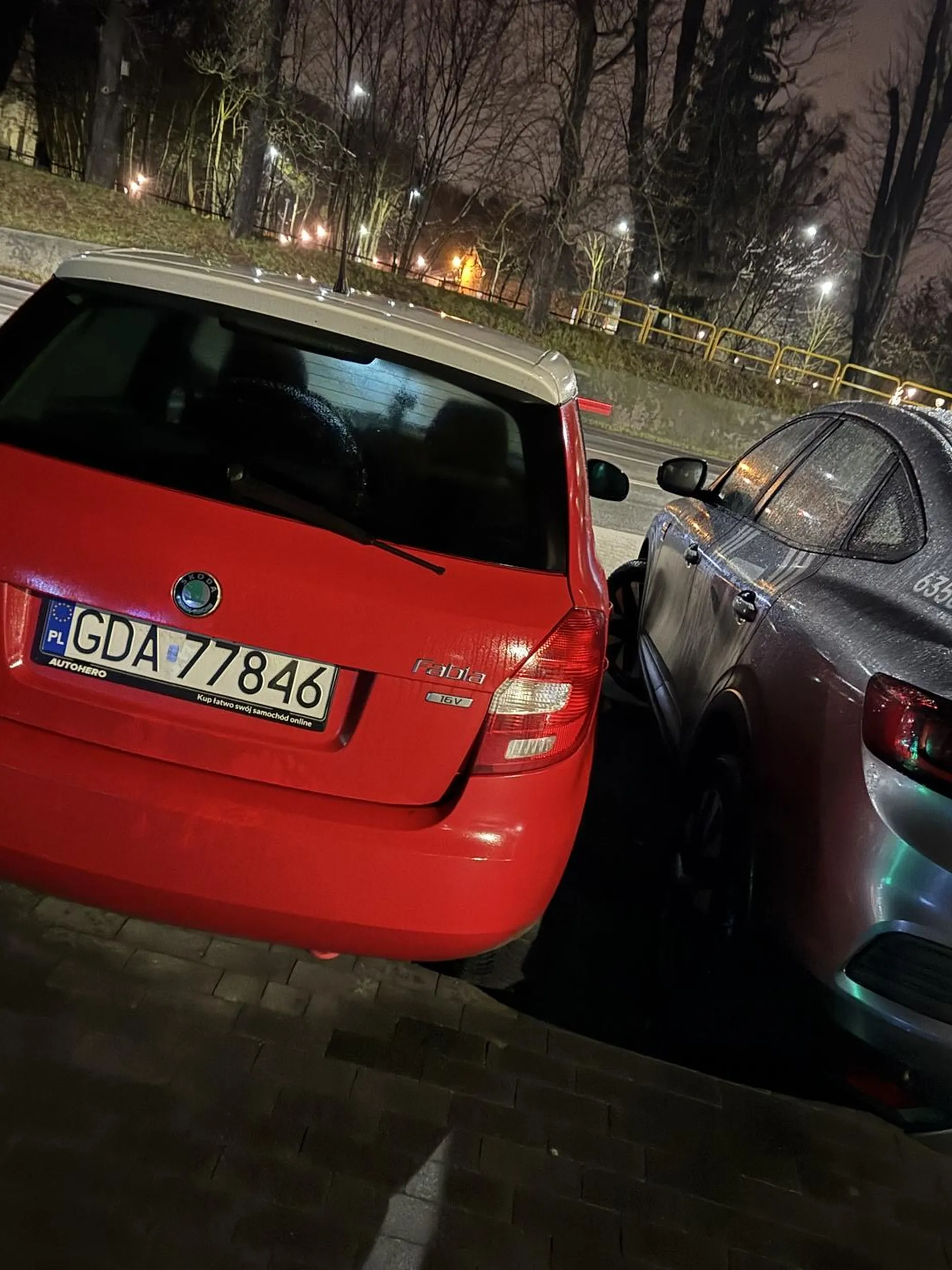 Ktoś ma zajebistą wyobraźnię jeśli myślał, że ktokolwiek da radę wsiąść do tej Arkany. (Z lewej strony tej Skody było jeszcze miejsce) Żałosne zachowanie ?