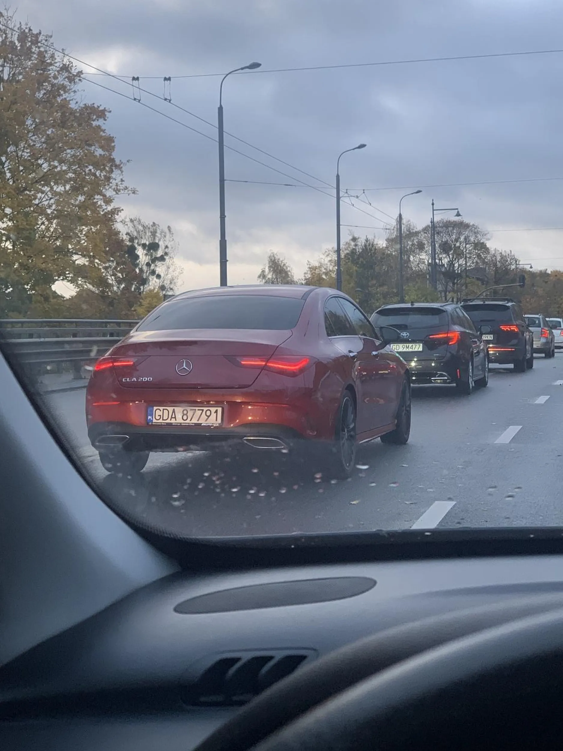 Bohaterka jedzie w korku lewym pasem i mruga każdemu jakby z laseru strzelała. Uwaga bo wiekszosc manewrow agresywnie robi. Jak się człowiek spieszy to się diabel cieszę.