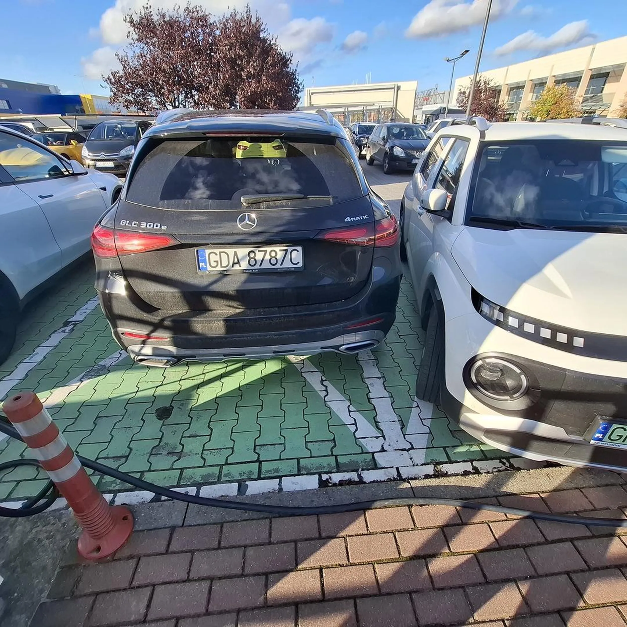 Pojazd zablokowal stacje ladowania pojazdow na dobre kilka godzin. Nie ladowal sie i stal jak pokraka