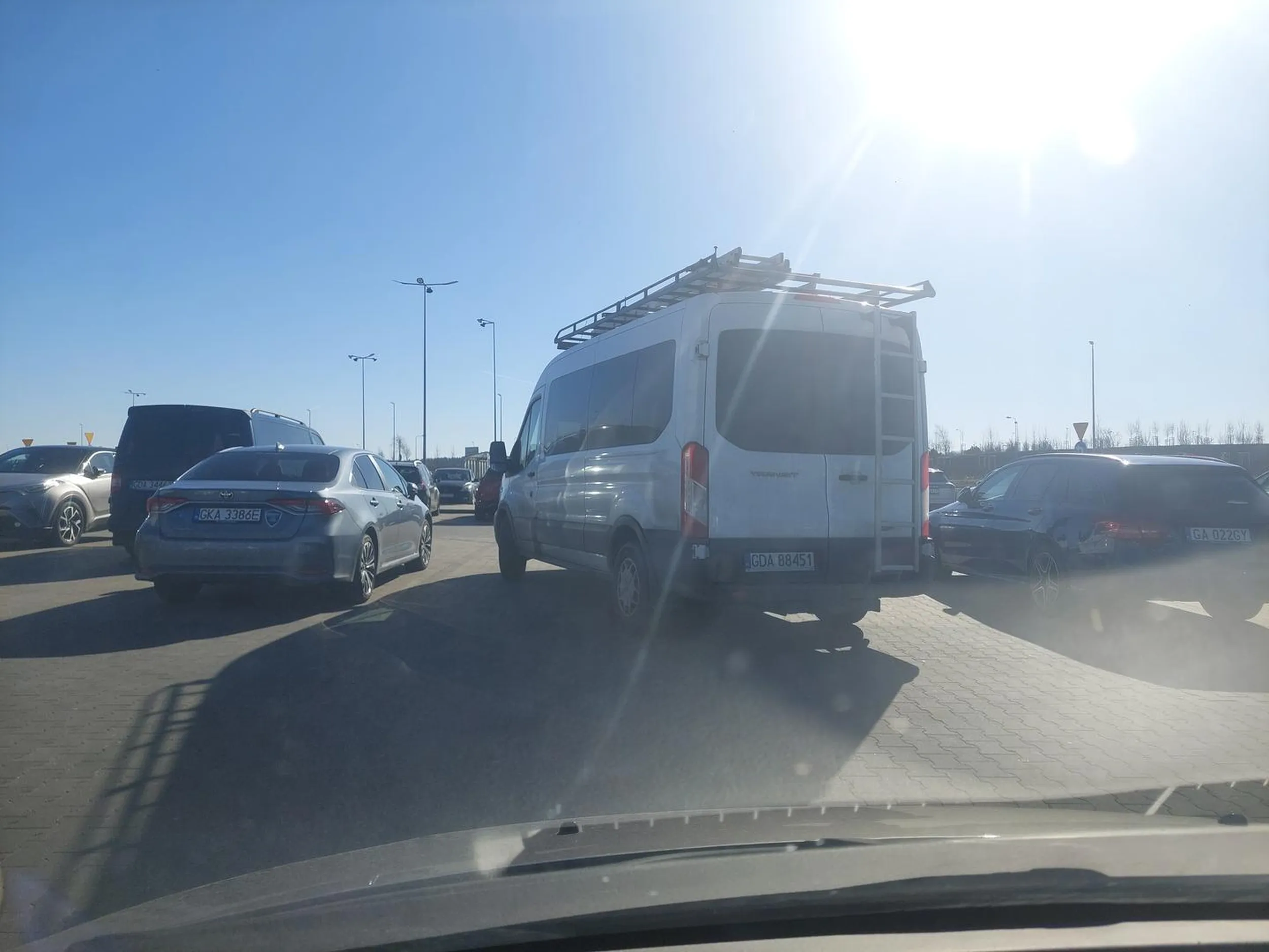 Chamskie parkowanie na dwóch miejscach z lenistwa