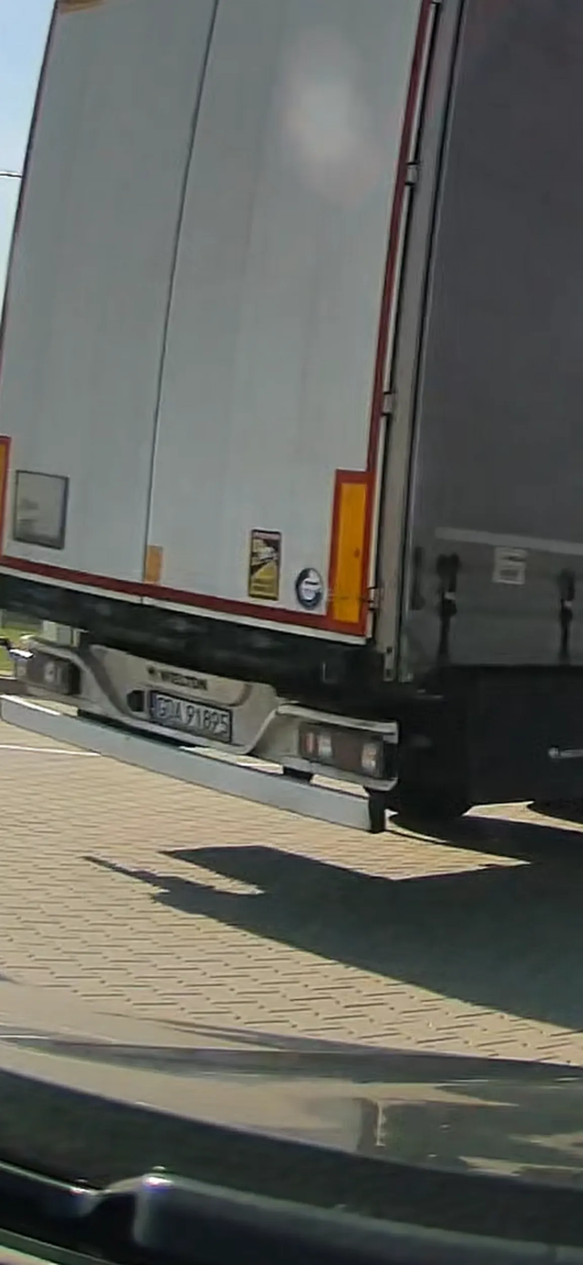 Kierowca ciężarówki chciał na umyślnie zaczepić mnie naczepą. Mało nie brakowało a wyrwał by mi cały przód.