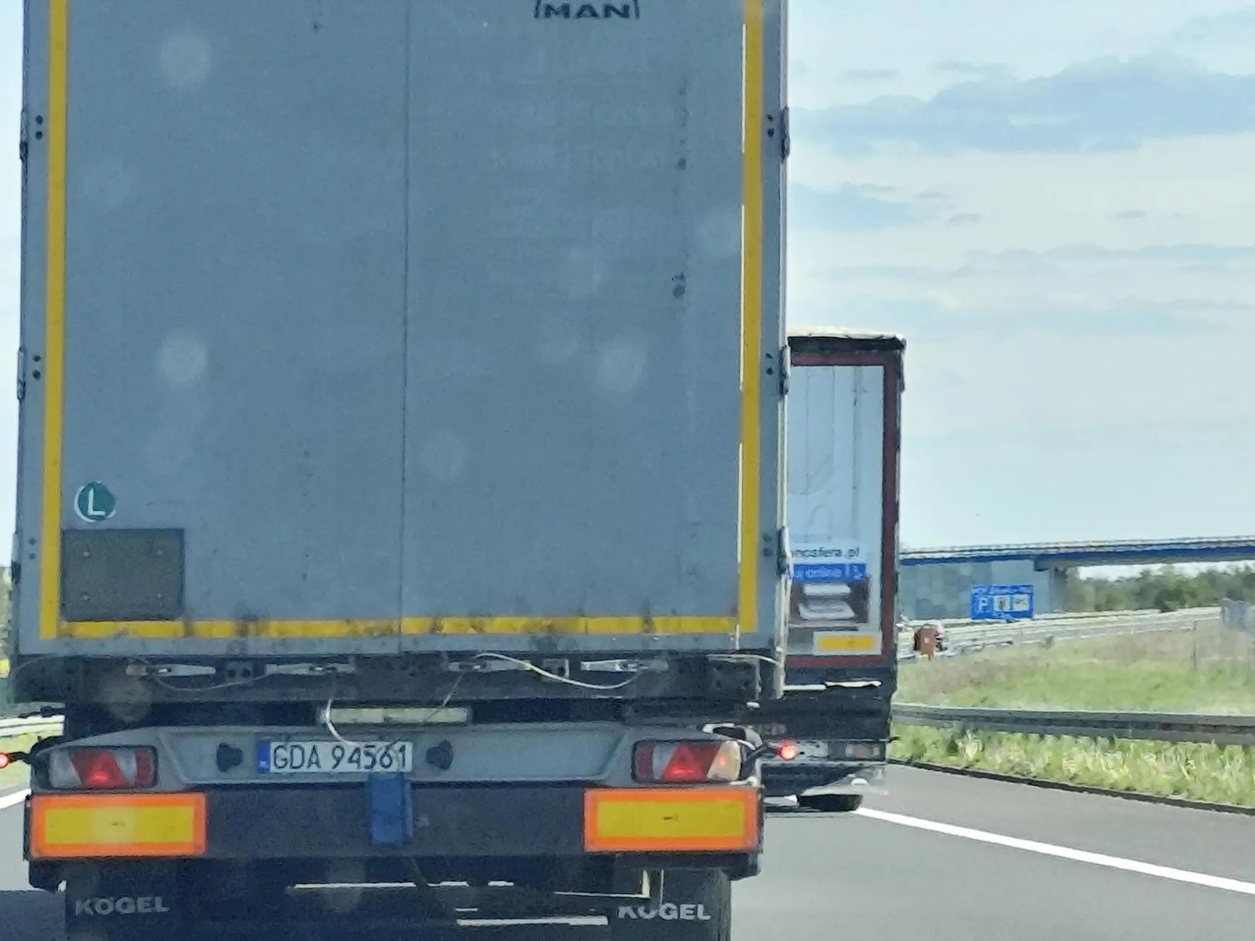 Przypominam szanownemu Panu że obowiązuje zakaz wyprzedzania pojazdami ciężarowymi na drogach ekspresowych i autostradach