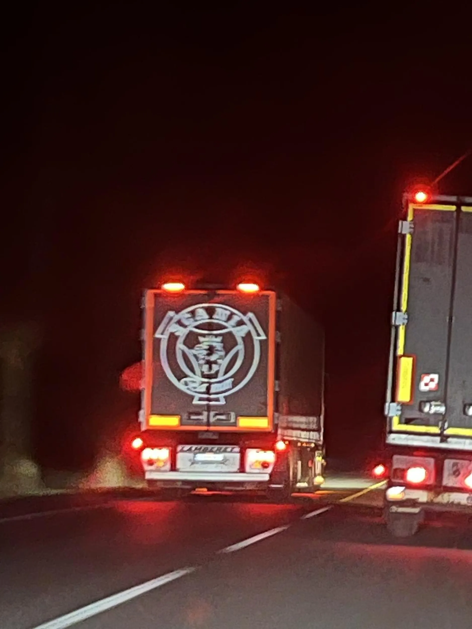 Zawodowy? Kierowca tego TIRa powinien stracić uprawnienia w trybie pilnym. Wielokrotnie stwarzał zagrożenie na trasie S6 dnia 21/03/25 ok. godz 21.