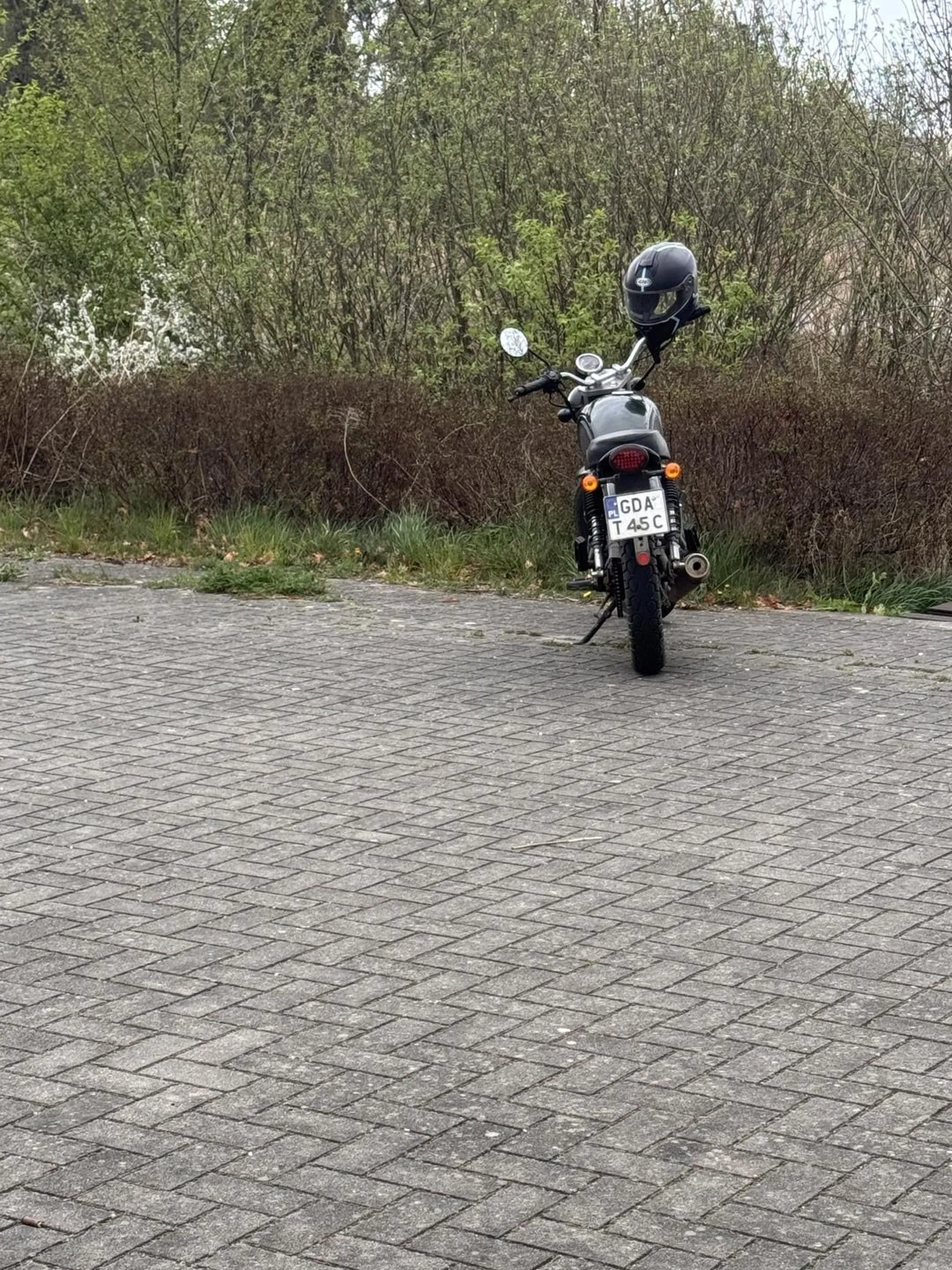 Co to ma być że chłop jeździ po ścieżce rowerowej motorem.