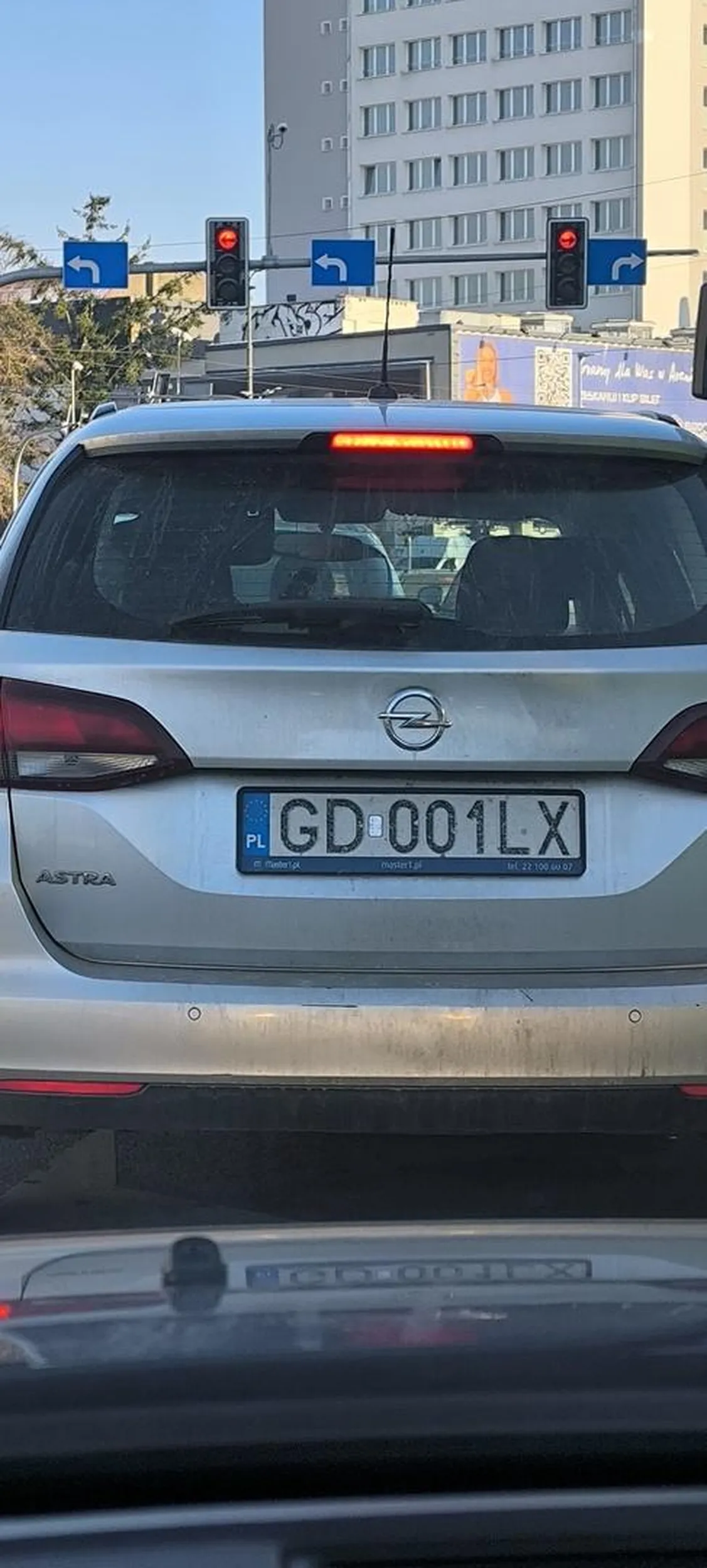 Kobieta w aucie jeździ niebezpiecznie i zajeżdża drogę innym kierowcom. Ewidentnie problemy psychiczne...