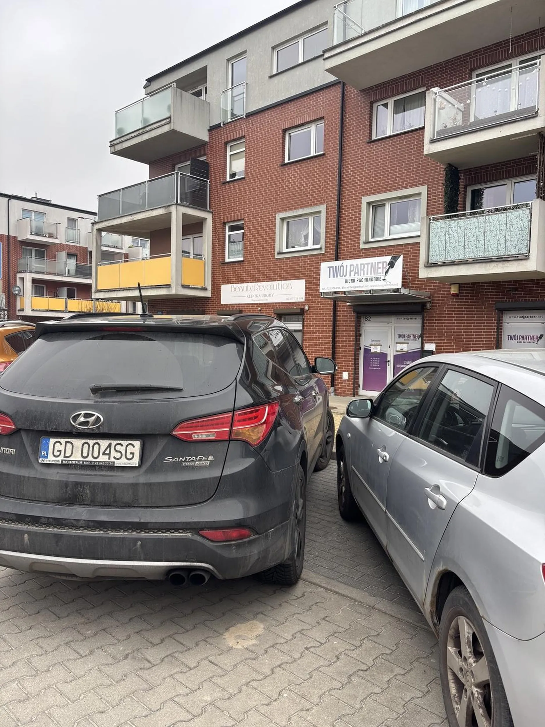 Pan bądź Pani chyba nie bardzo wie na czym polega parkowanie skośne i zachowanie odległości do drugiego samochodu ??