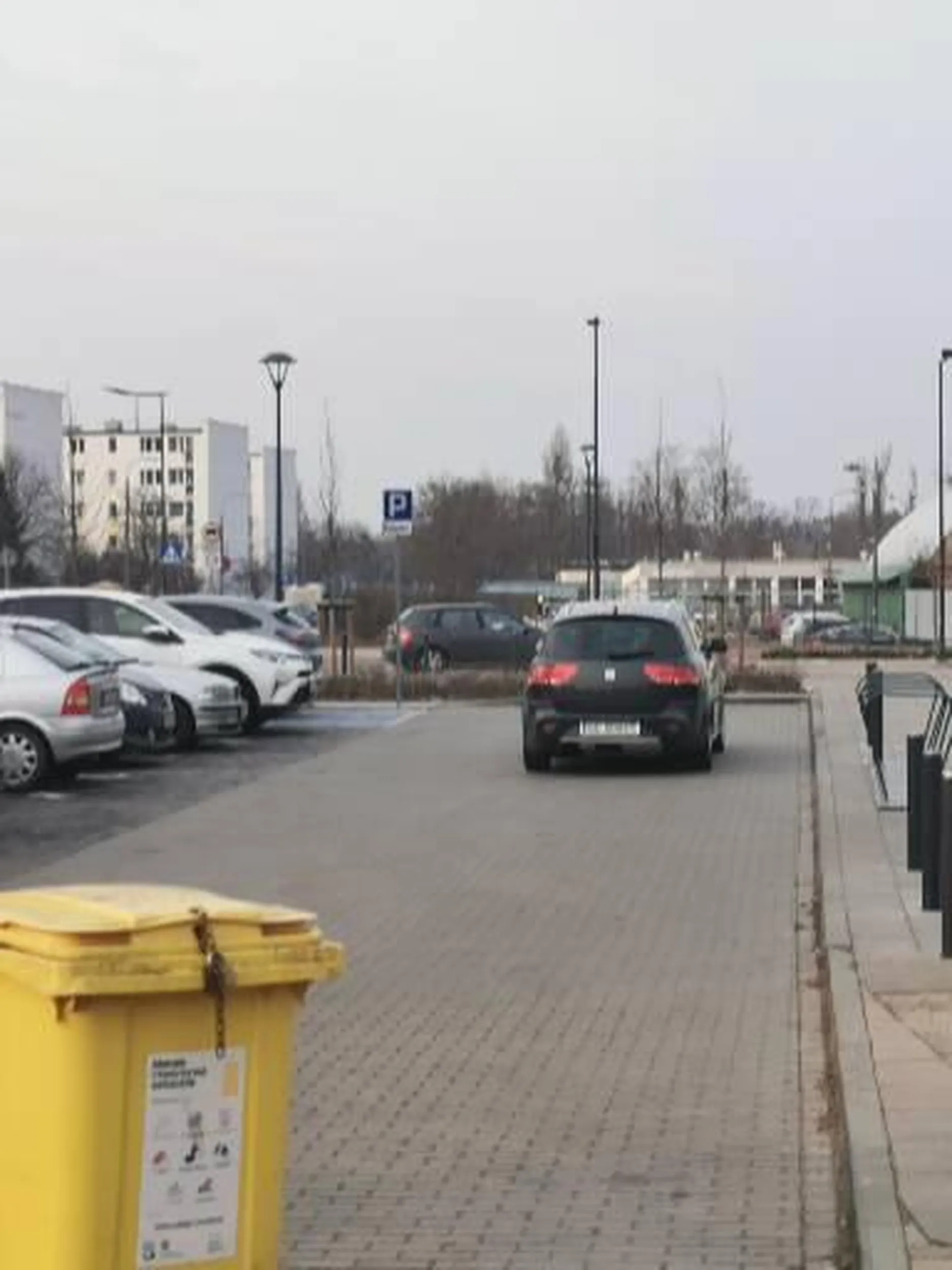 Facet zostawił tak auto bo nie chciało mu się zrobić dodatkowych 10 kroków, wokół wolne miejsca ale ten gamoń wolał zastawić inne pojazdy i pójść sobie w swoją stronę