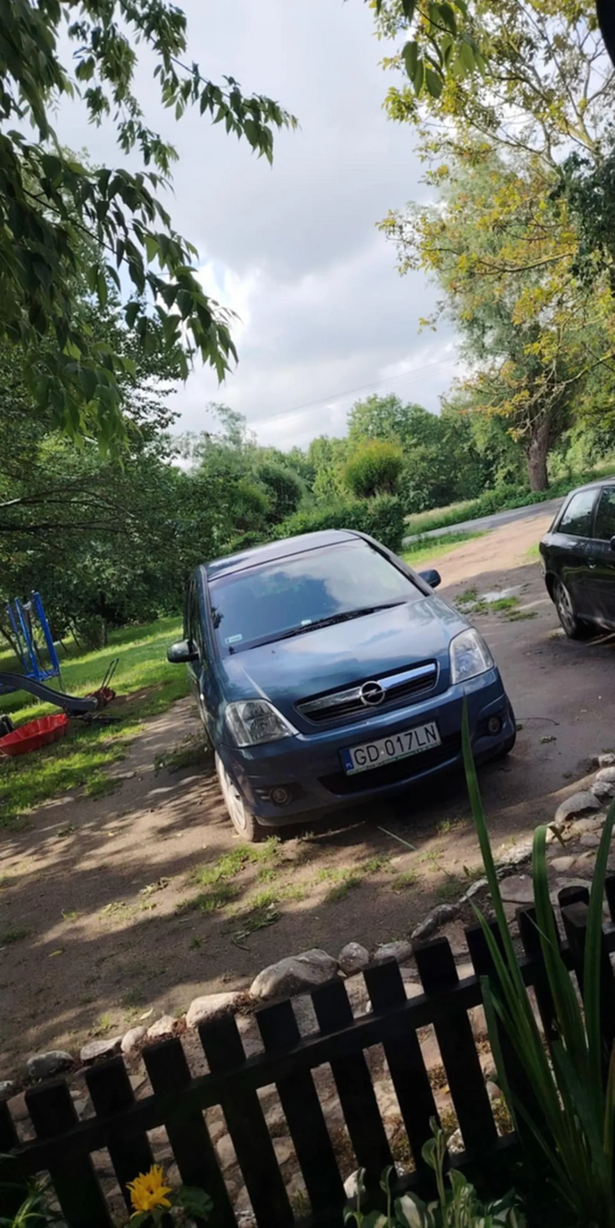 Auto aktualnie prowadzi piękna kobieta o niesamowitym głosie. Szerokości na drodze.