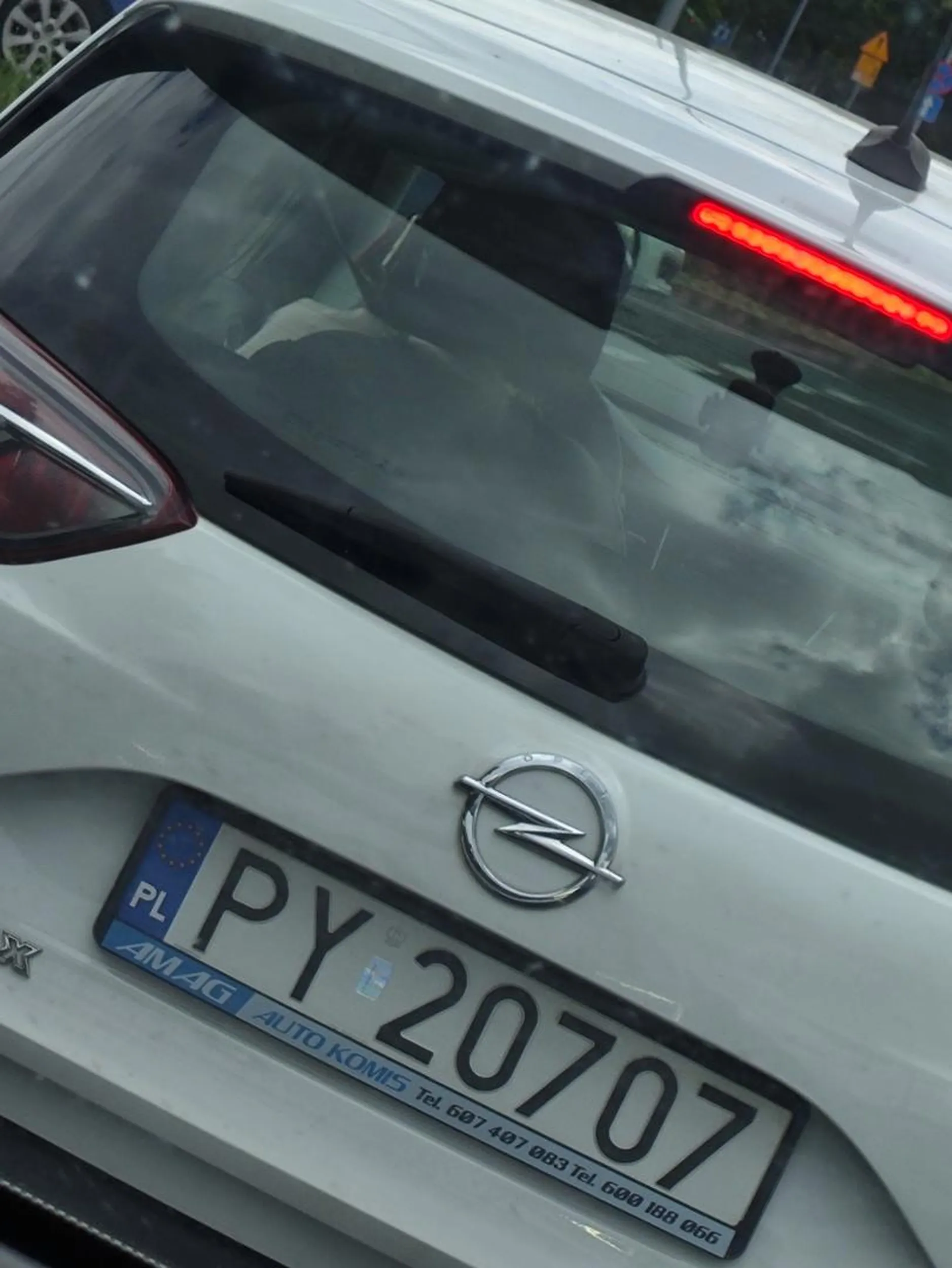 Rozmawia przez telefon i jedzie jak poparzona