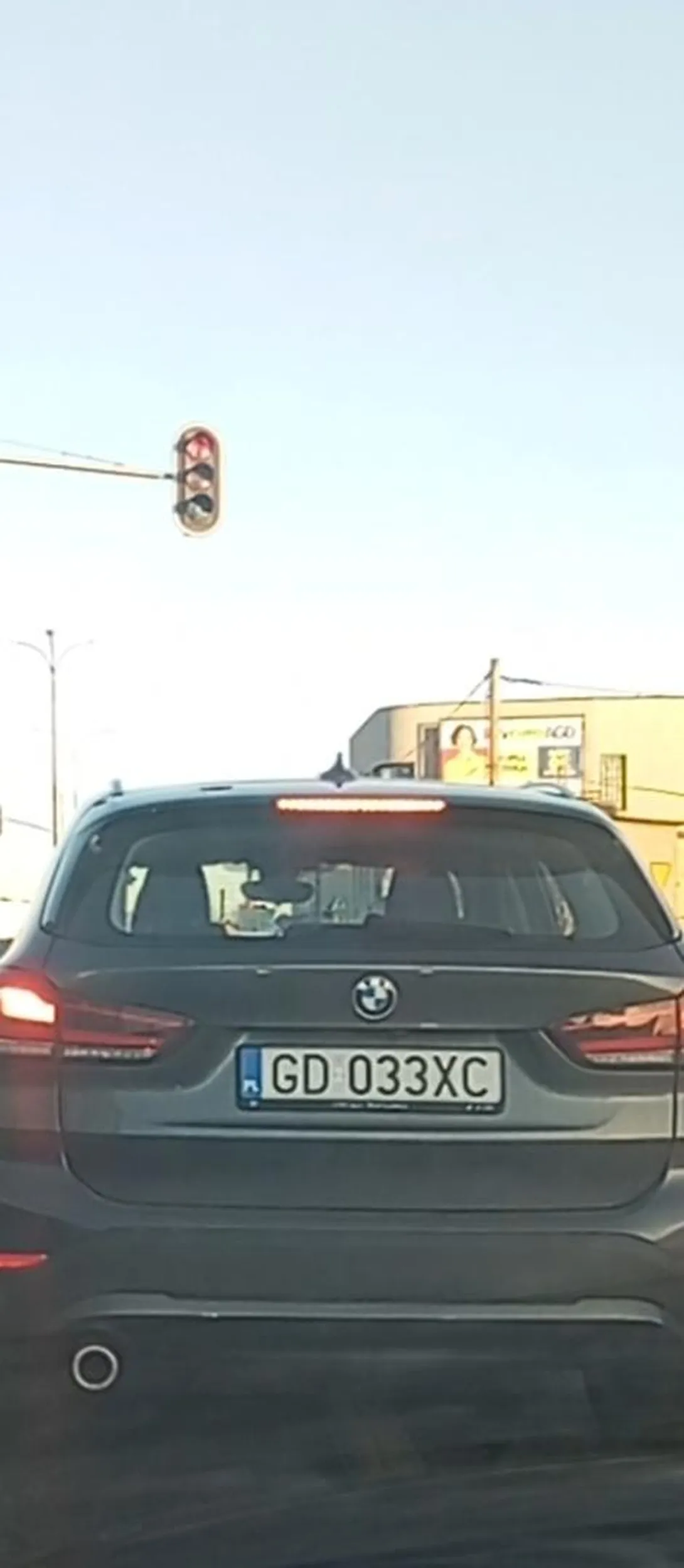 Lewy służy do wyprzedzania a nie do powolnej jazdy  a prawy pusty