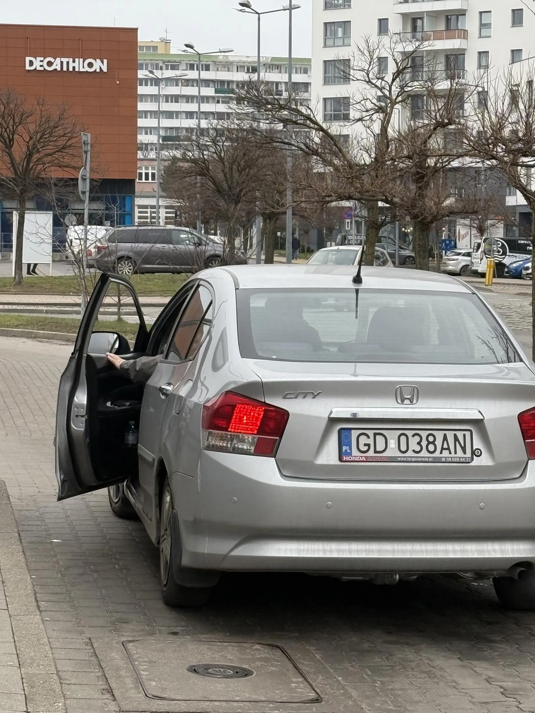 Prostak kłóci się o kolejkę na stacji benzynowej nie mając racji.