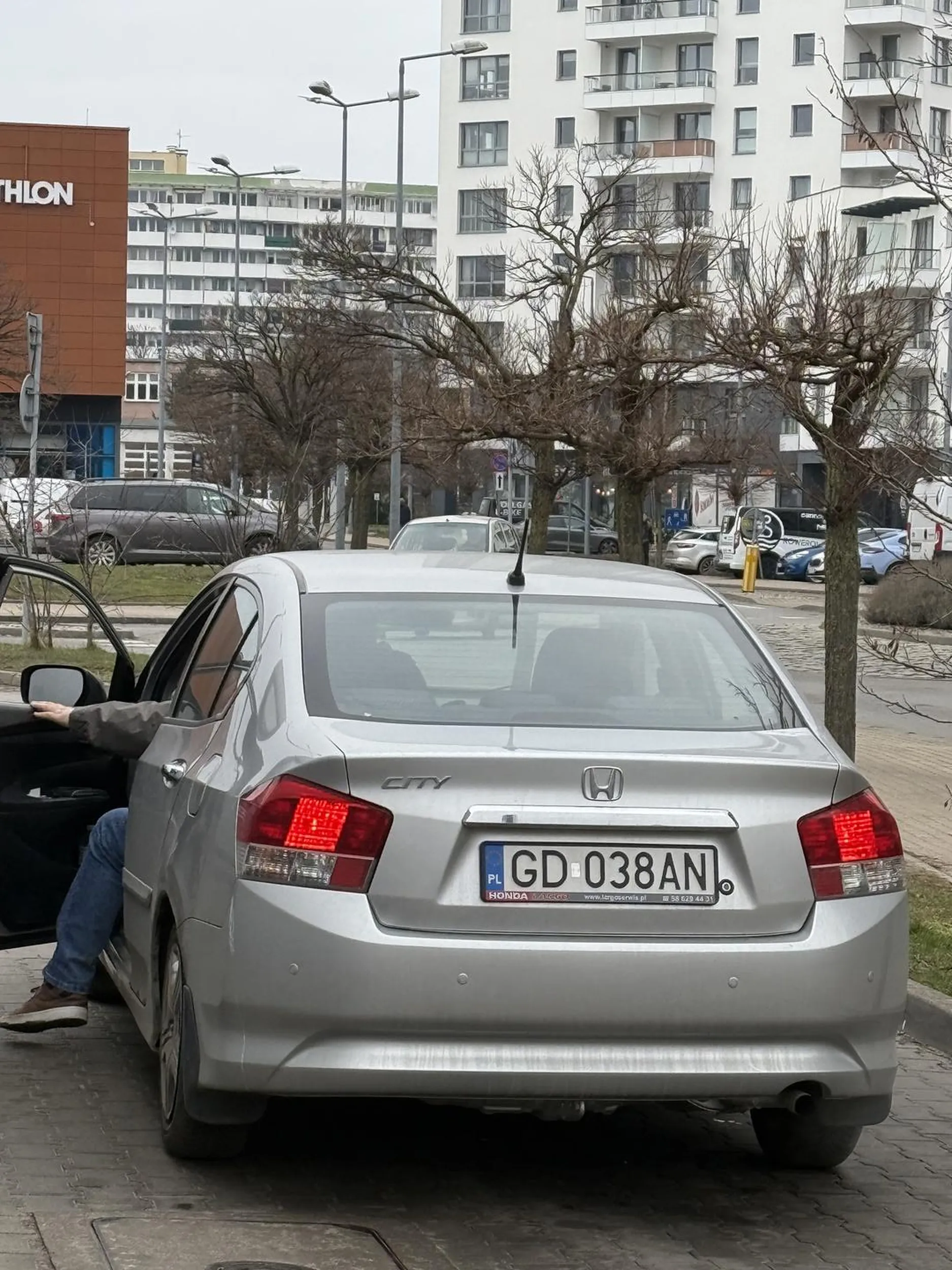 Prostak kłóci się o kolejkę na stacji benzynowej nie mając racji.