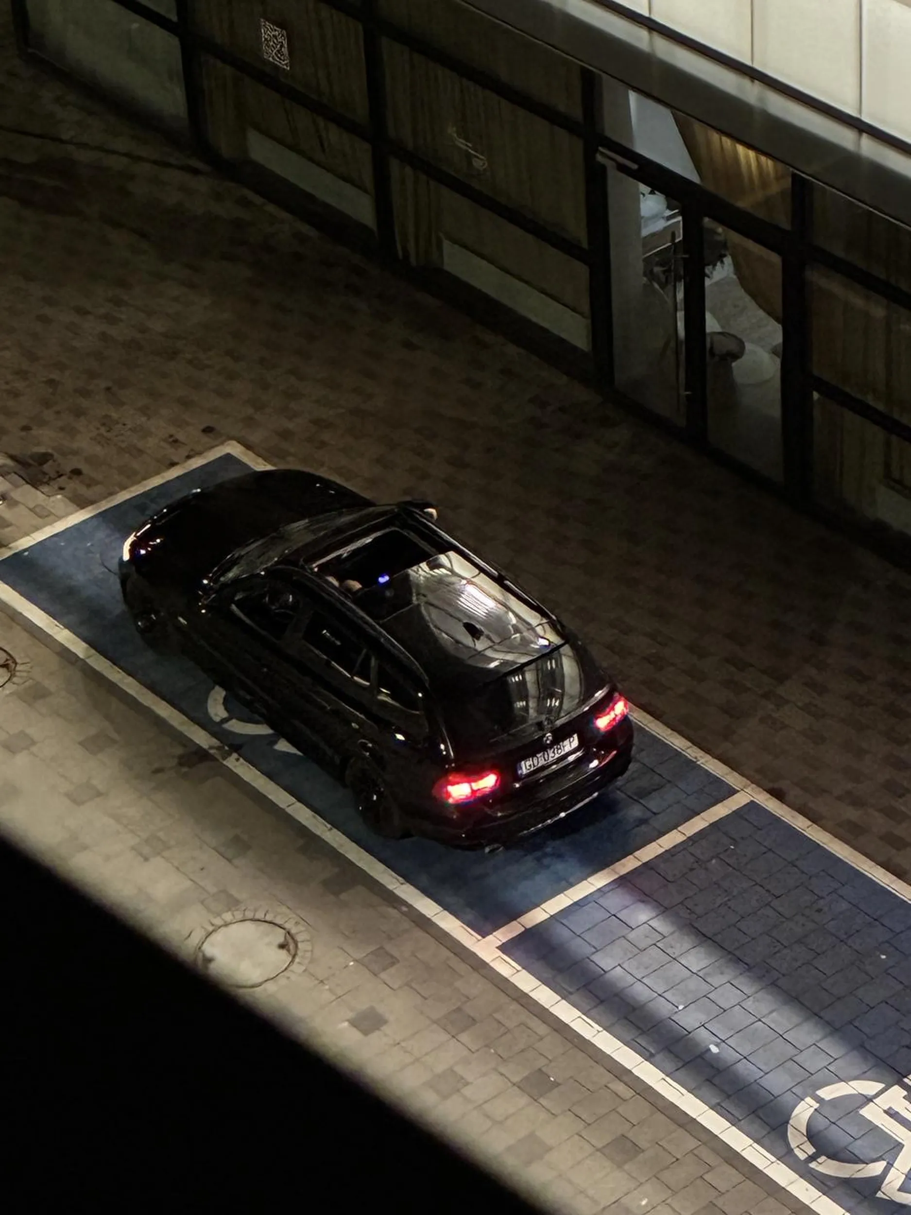 Bydło, zero kultury. O 23 robią imprezę w samochodzie pod blokiem