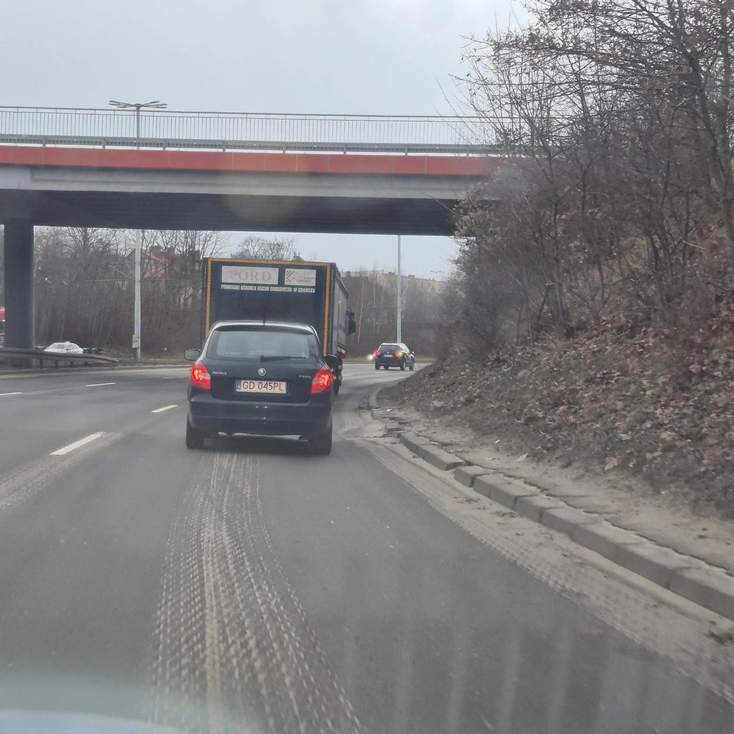 Niestety ale prowadzący nie potrafi używać kierunkowskazów przy zmianie pasa, dodatkowo nie patrzy w lusterka zajeżdżając drogę.