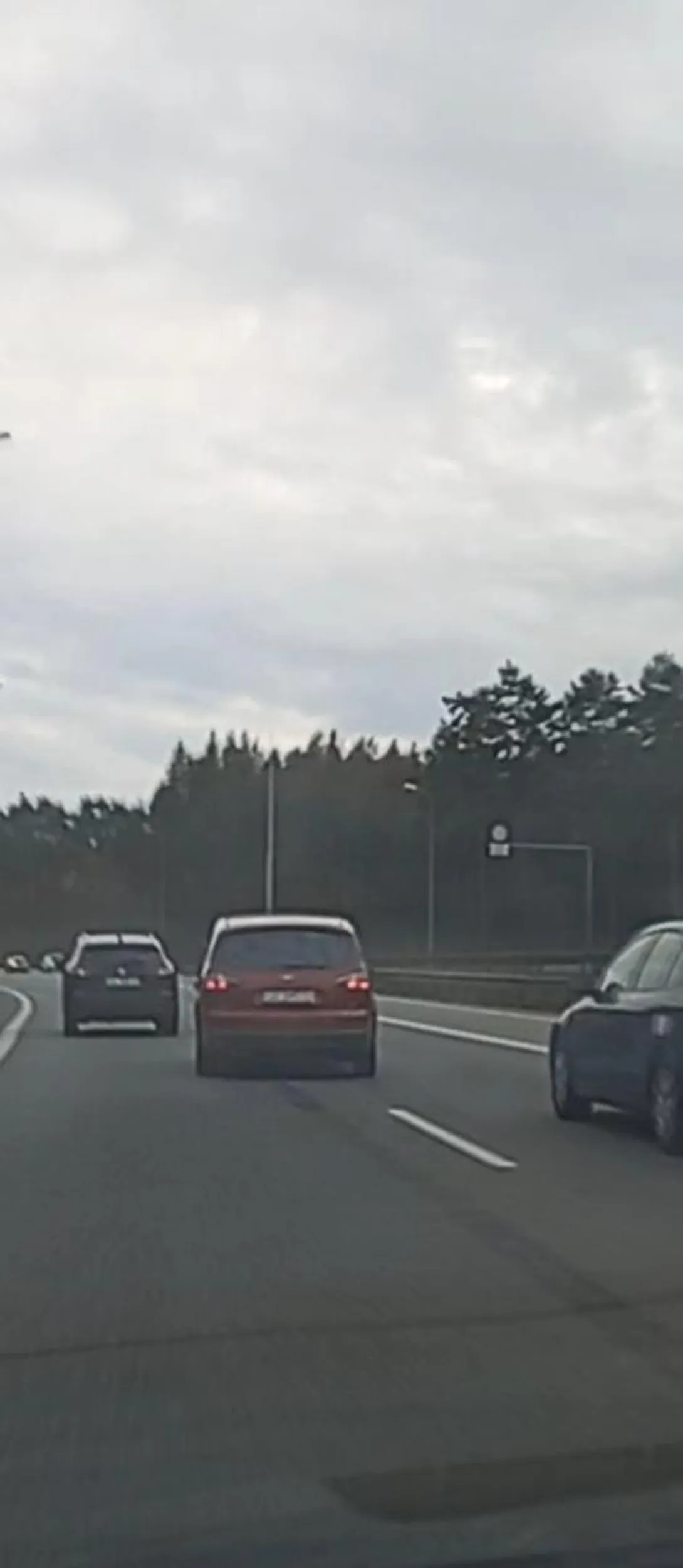 Uwaga na wariata pędzi jak szalony zmienia pasy bez kierunków wymusza wpycha się na chama z dzieckiem na przednim fotelu .