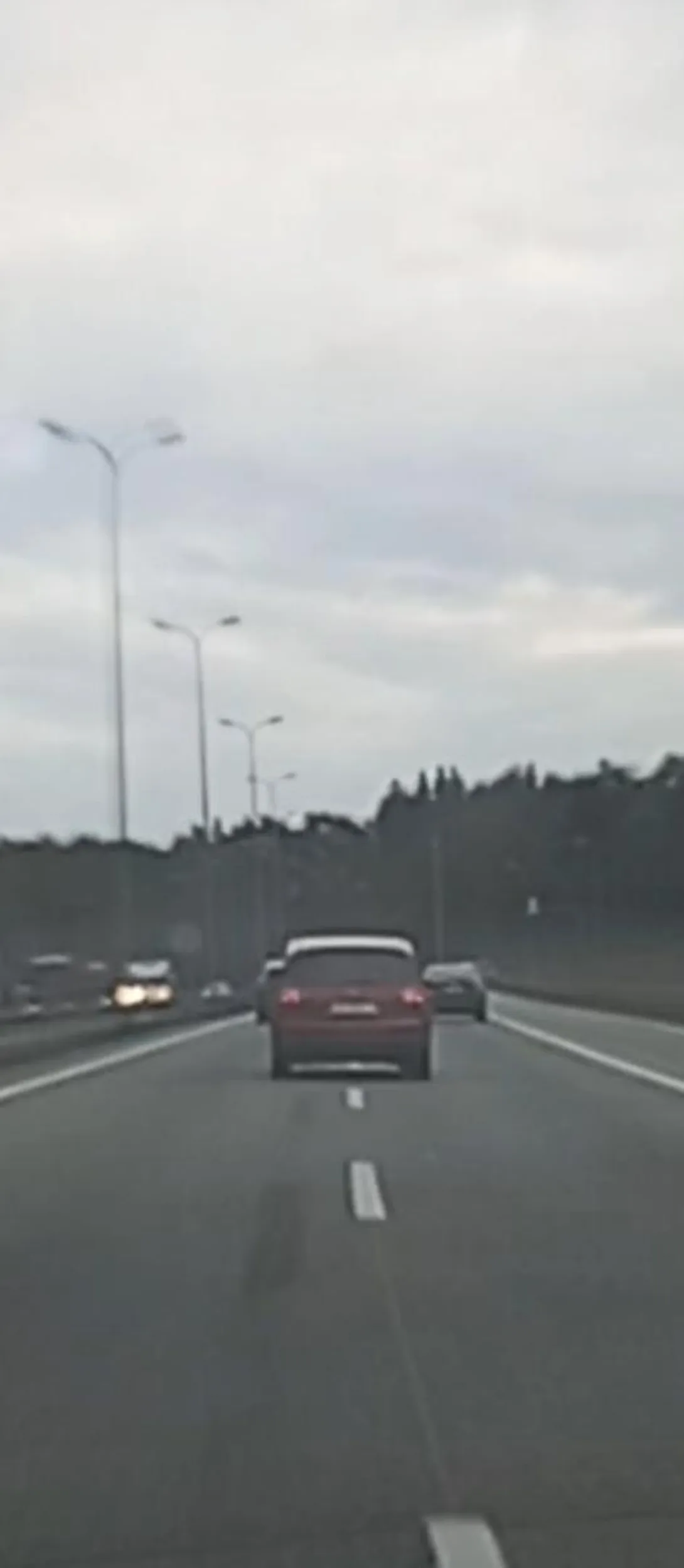 Uwaga na wariata pędzi jak szalony zmienia pasy bez kierunków wymusza wpycha się na chama z dzieckiem na przednim fotelu .