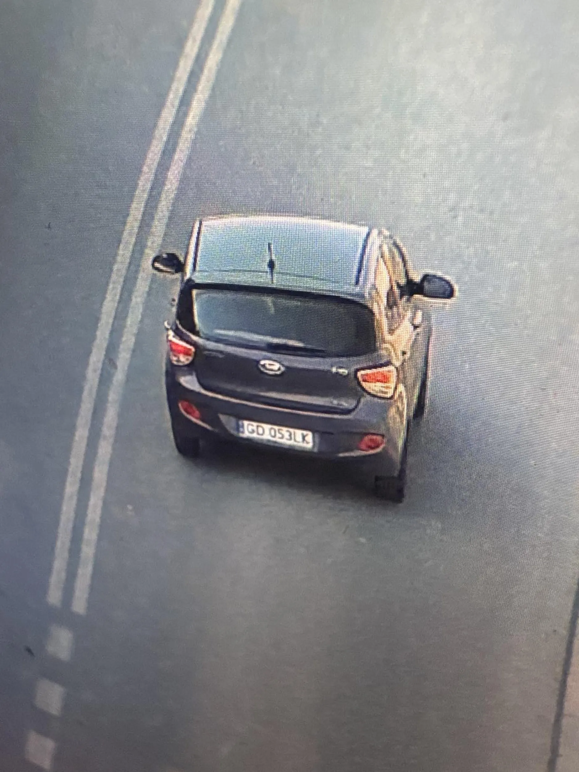 Przerysował 3 auta na parkingu i uciekł, sprawa zgłoszona na Policję