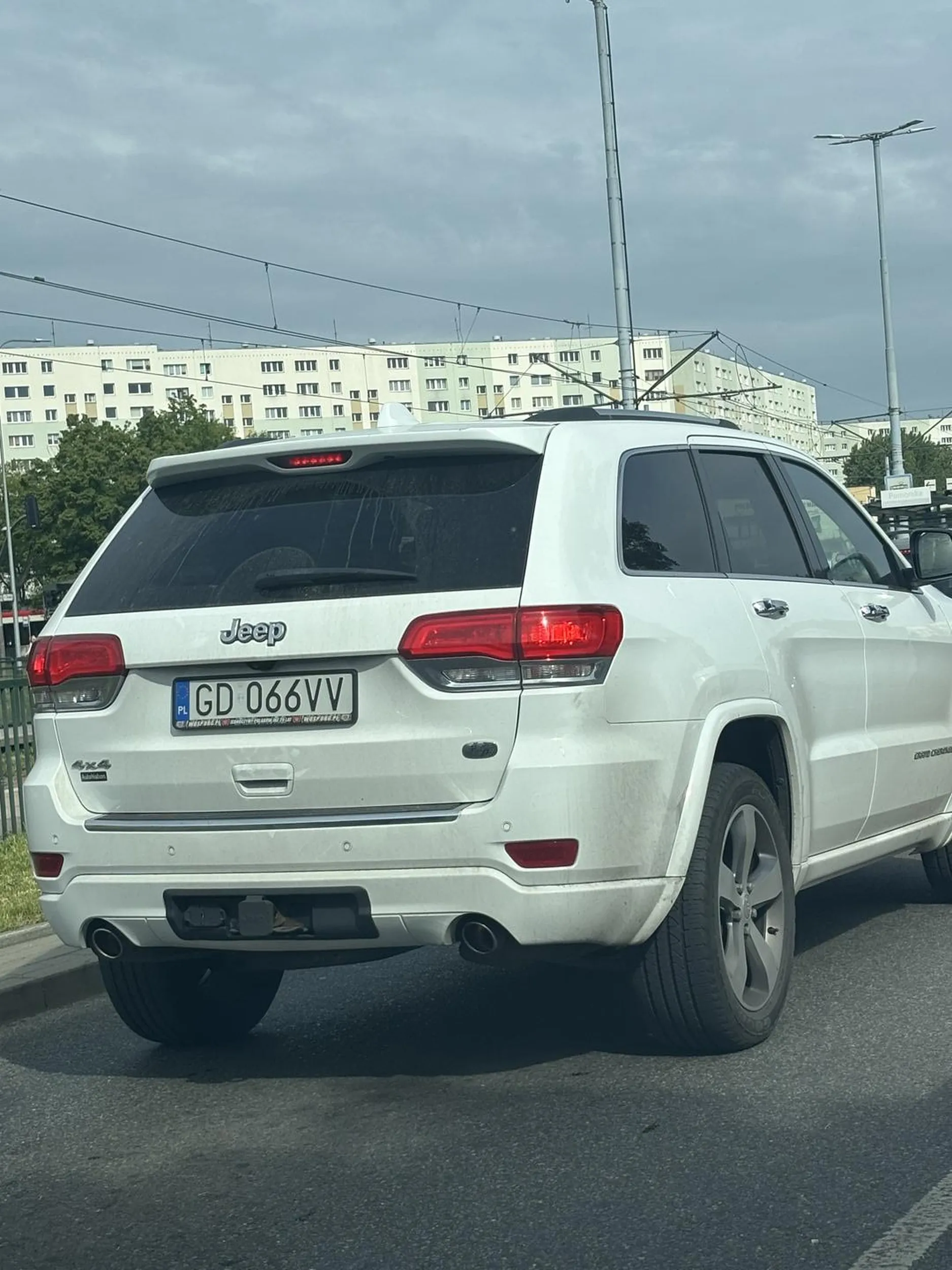 Pirat drogowy nie zwracający uwagi na innych uczestników ruchu drogowego. Zmiana pasów bez spojrzenia w lusterka ani kierunków. Niebezpieczna jazda w centrum miasta. Gdzieś się koledze spieszyło, ale mimo pajacowania na drodze dużo czasu nie nadrobił.