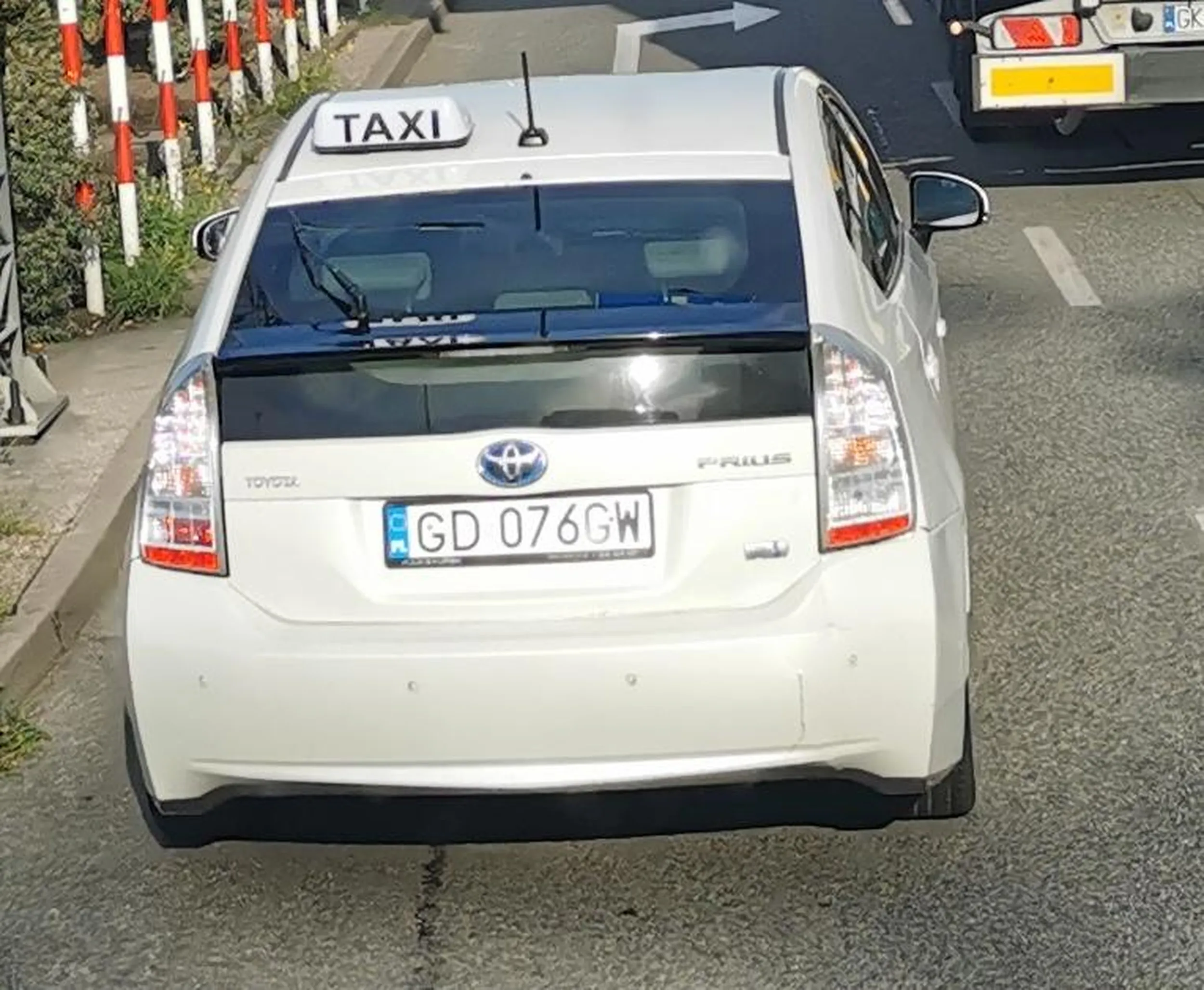 Zmienia pas ruchu na lini ciągłej i nie ustąpił pieszemu na przejściu. Czyżby szoszon? Albo prawko w chipsach znalazł.