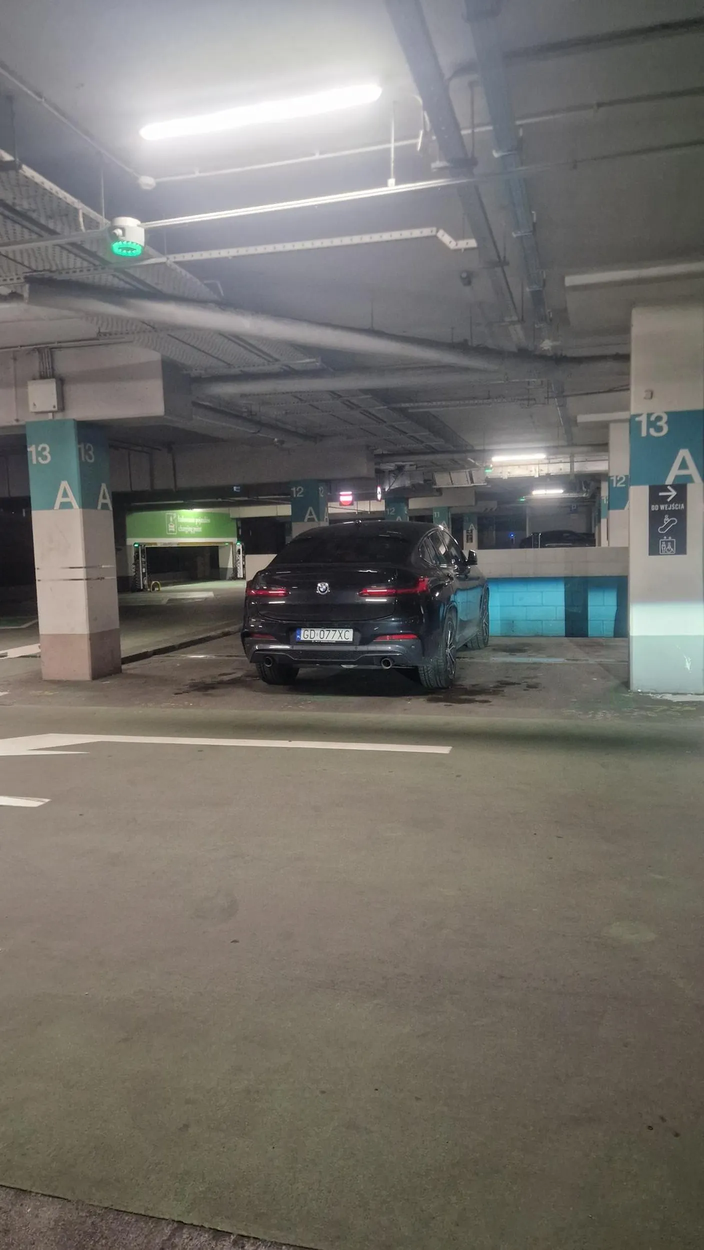 Centrum handlowe Westfield Arkadia - Warszawa. Niedziela, 09.02.2025, godziny wieczorne. Samochód zajmujący 2 miejsca parkingowe, pomimo że te miejsca i tak są szersze od standardowego miejsca na tym parkingu. Oczywiście marka samochodu to czysty przypadek :)