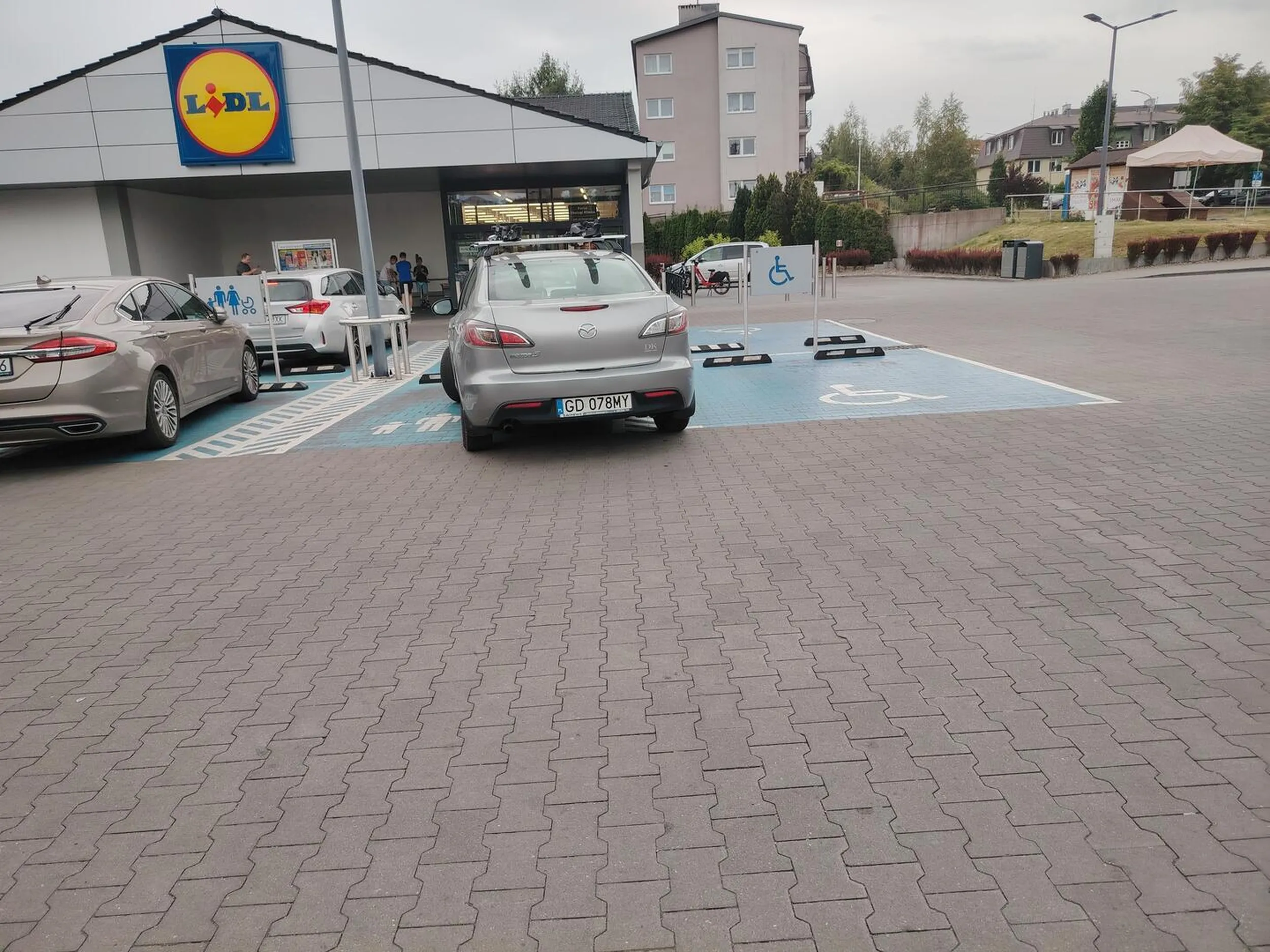 Nie dość, że brak niepełnosprawności to jeszcze zajęte 2 miejsca. Zabierz też chorobę! Masakra