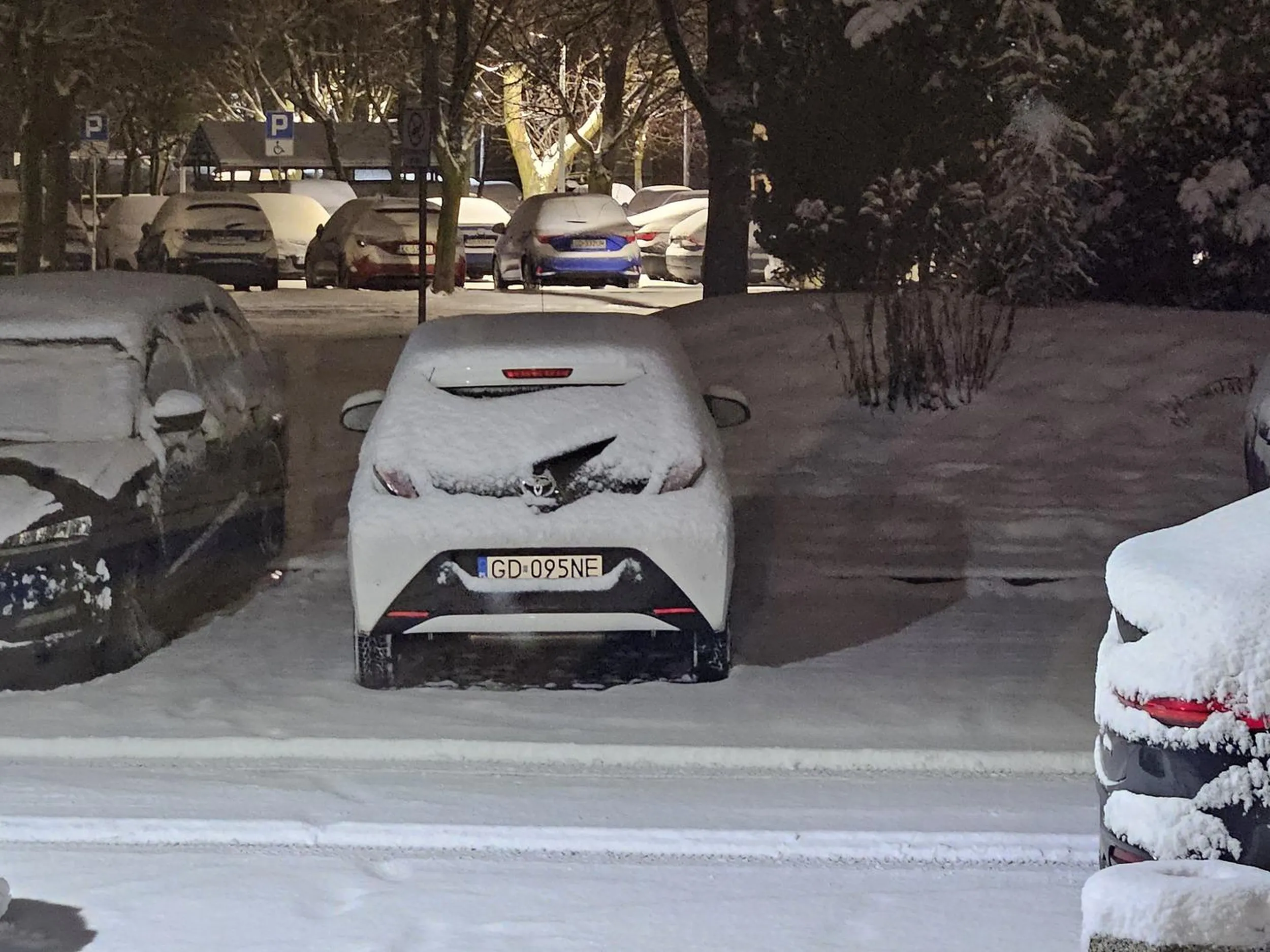 Naucz się parkować buraku. Jeszcze jedno auto spokojnie by weszło, ale nie, ciężko przeznaczyć 10 sekund, żeby wyrównać parkowanie i podjechać bliżej.