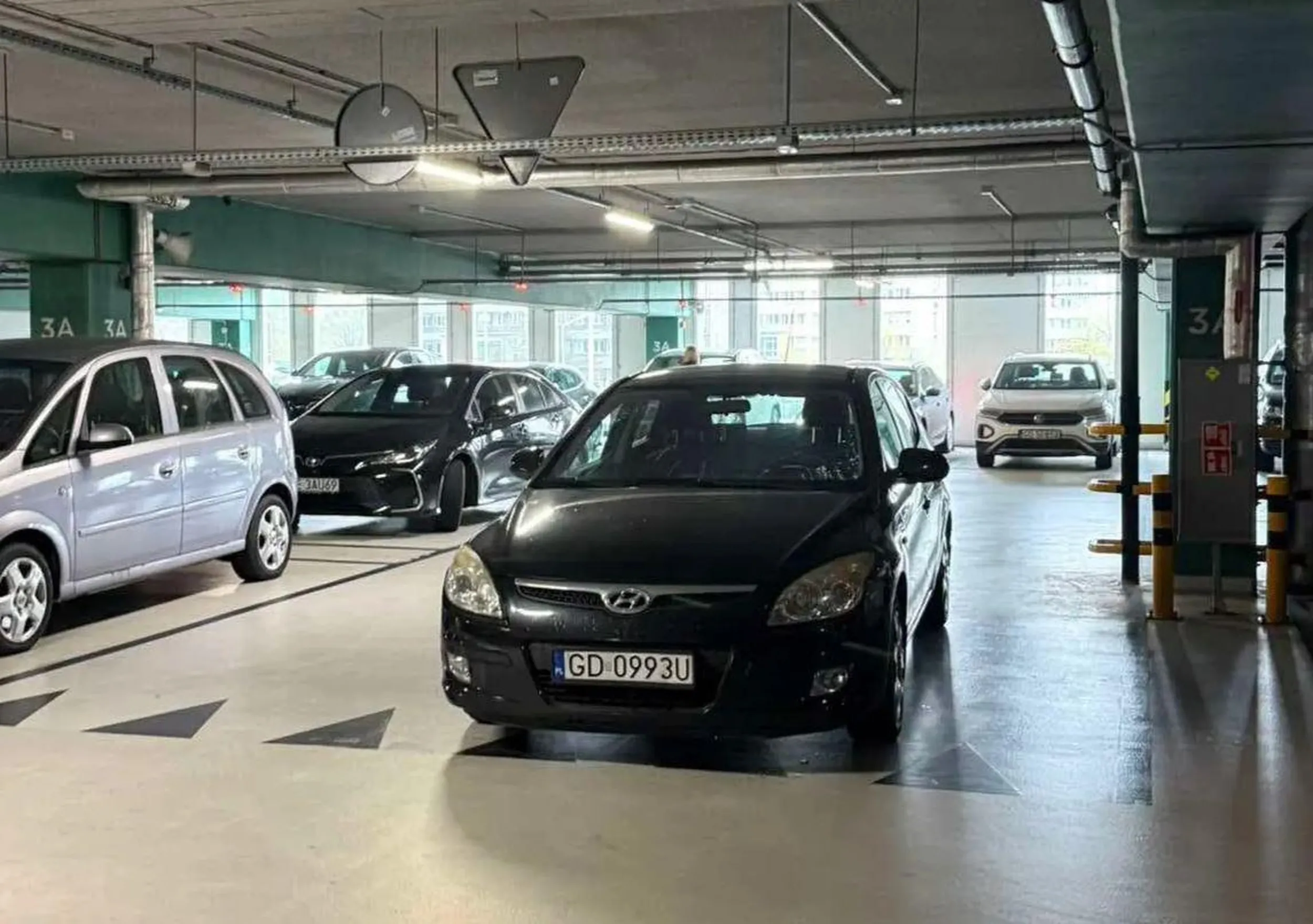 Miszczyni parkowania na drodze wyjazdowej z gdańskiego parkingu w centrum handlowym FORUM