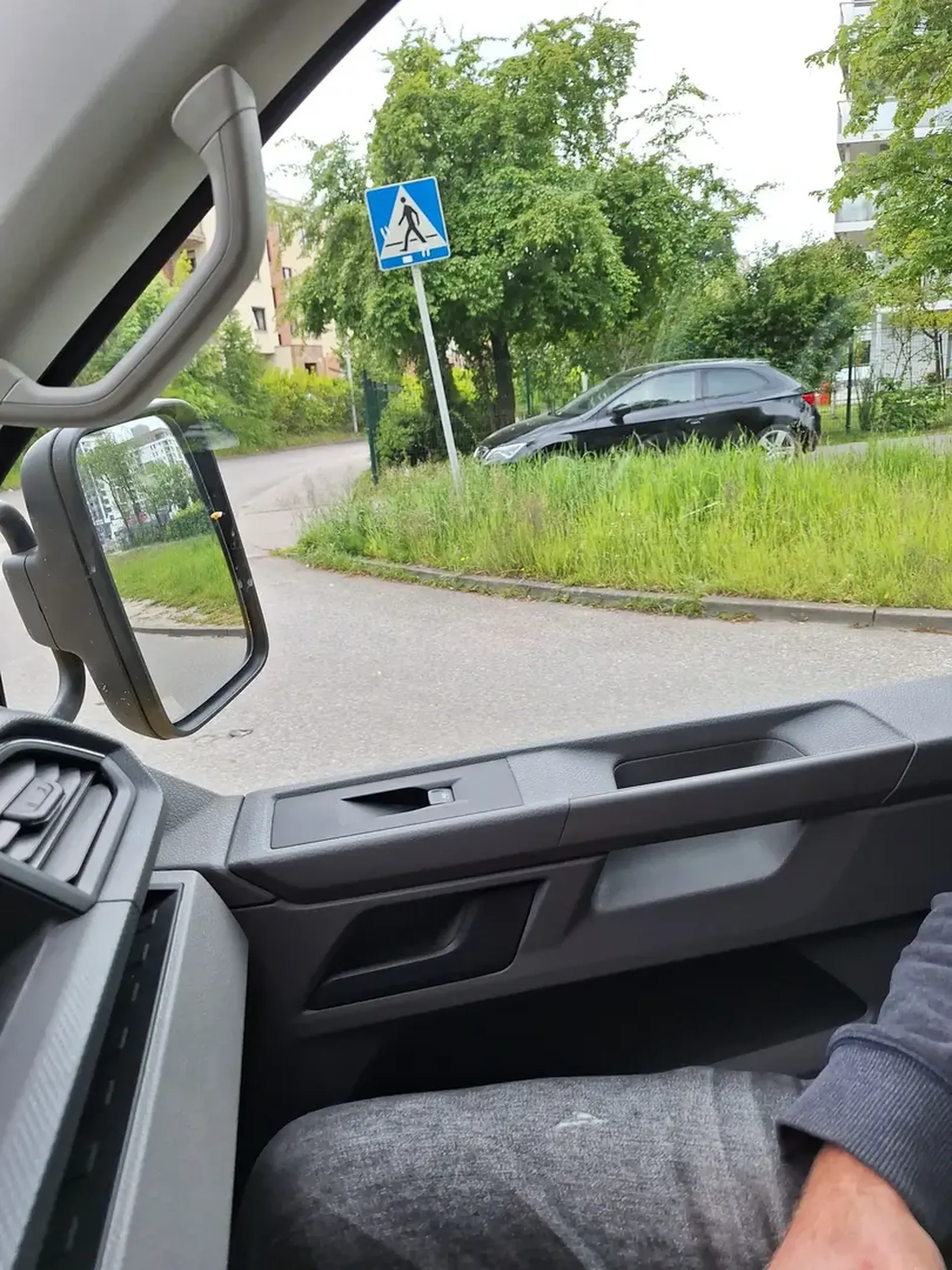 Omijanie korka chodnikiem skrzyżowanie Gdańsk Lecha Kaczyńskiego/Czarny dwór.