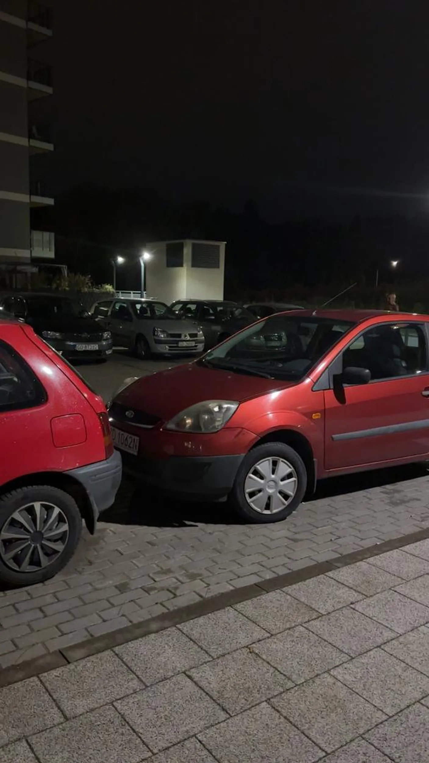 Burak nie potrafi parkować i zastawil samochod