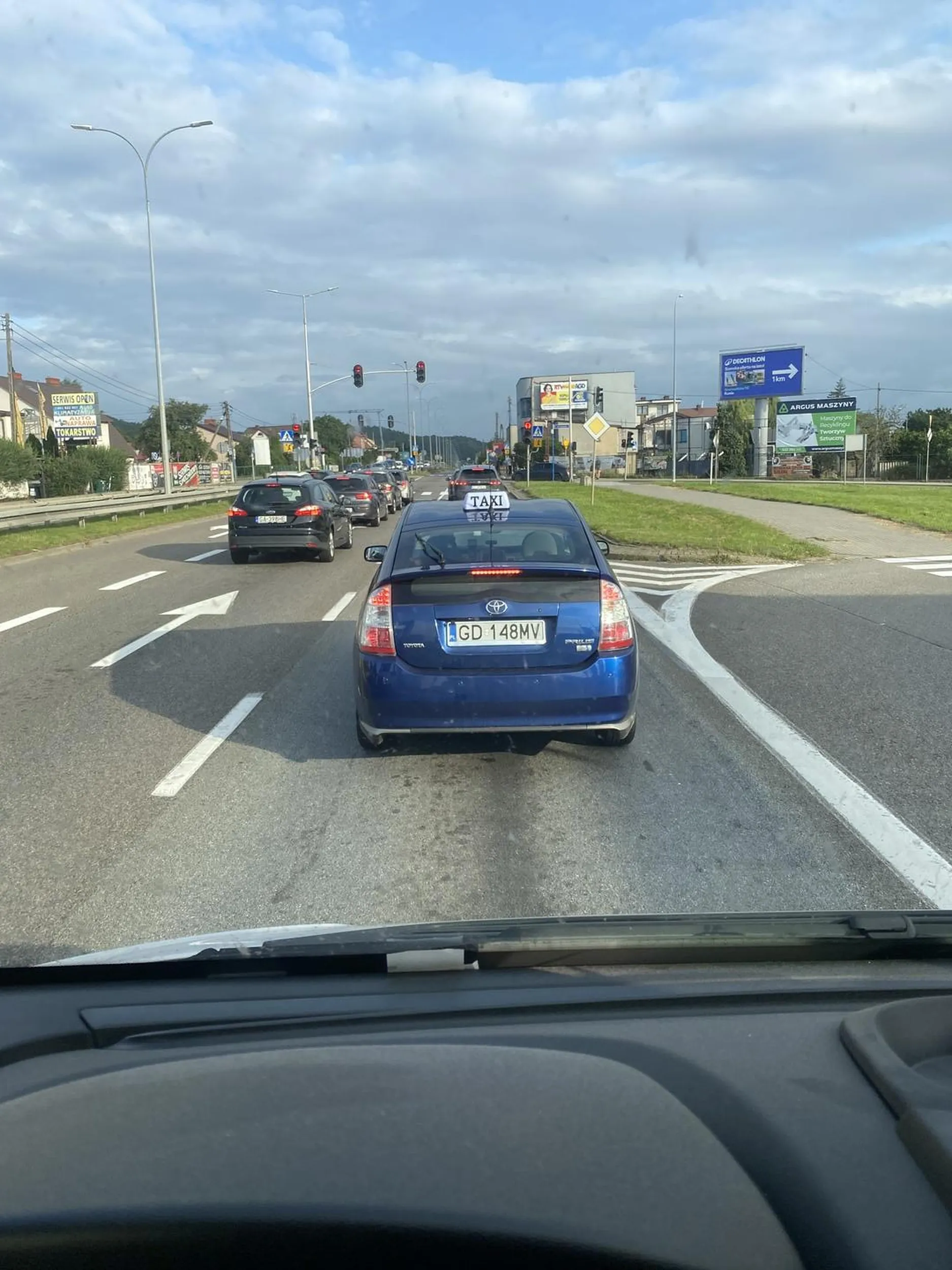 Taksówkarz, nie dostawał się do znaku stop, zajechał mi drogę