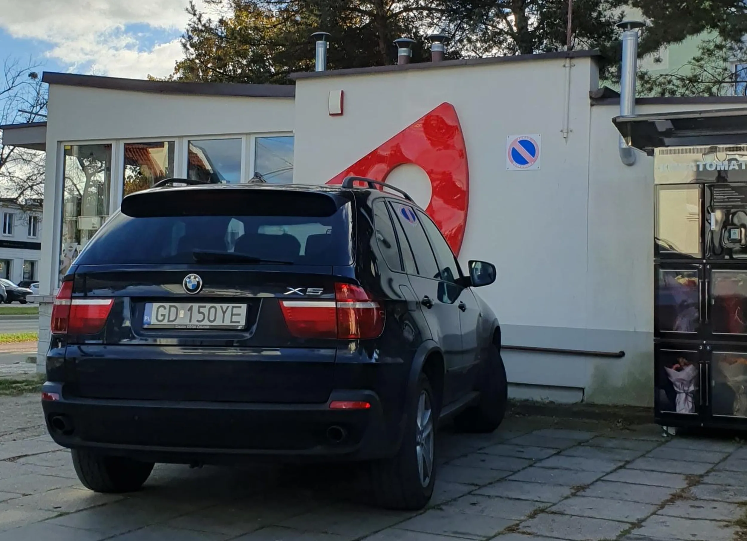 Blondyna taka ważna że parkować na zakazie musi