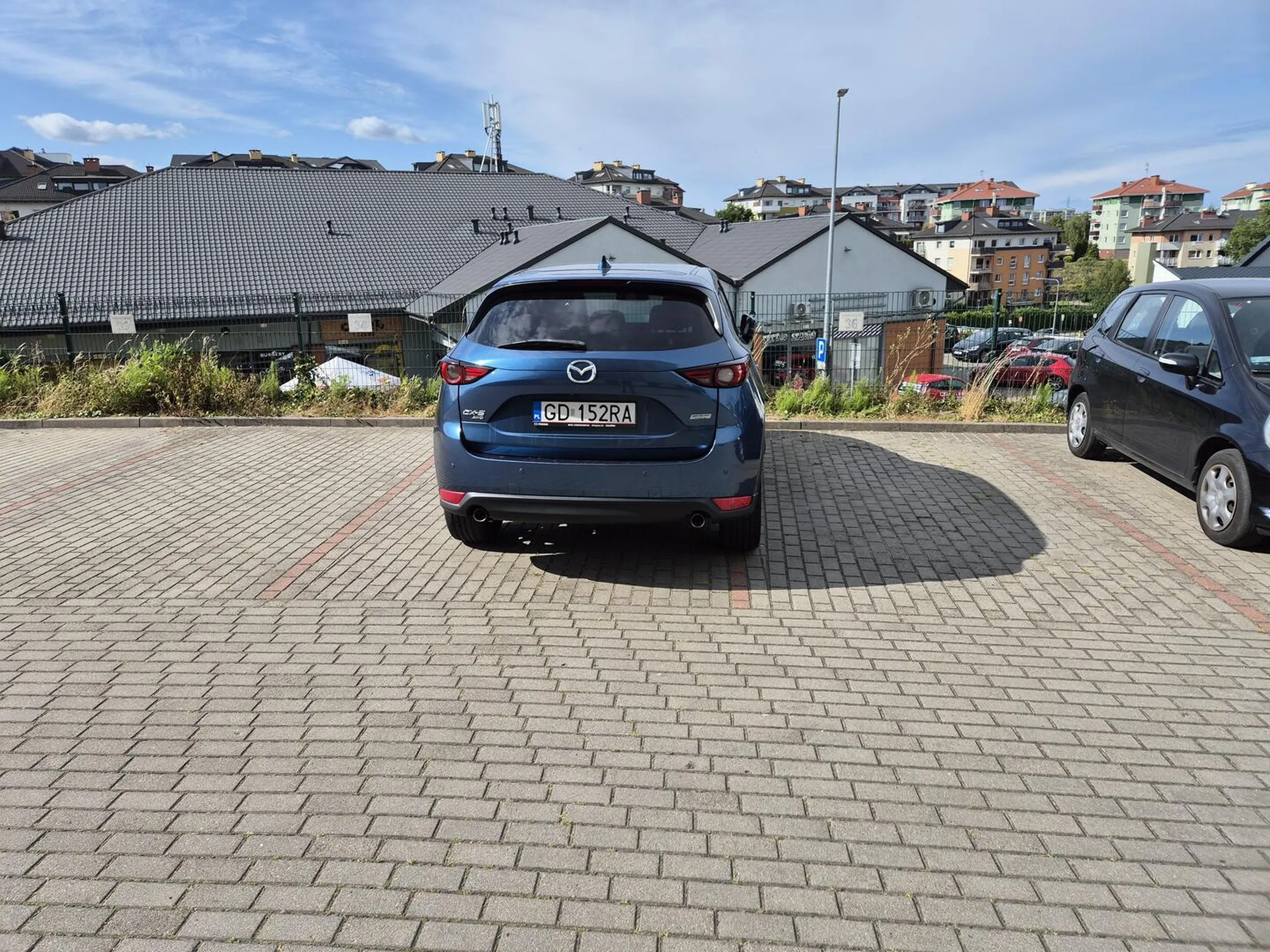 Notoryczny problem z parkowaniem. Plus wypieranie sie delikatnego otarcia. Następnie albo laweta albo inne sluzby