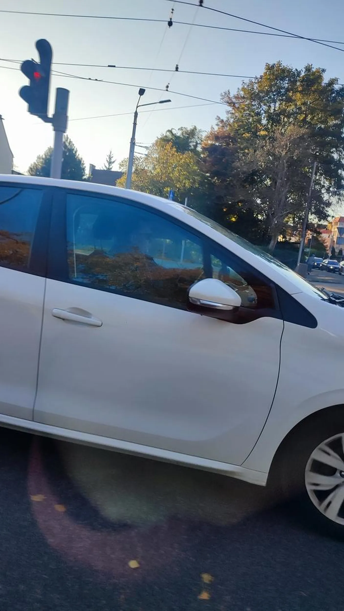 Agresor drogowy. Film z kamer wysłany w odpowiednie miejsce. Wstyd się dzikusie - to co zrobiłeś na drodze aby chwilę później stać na czerwonym świetle.